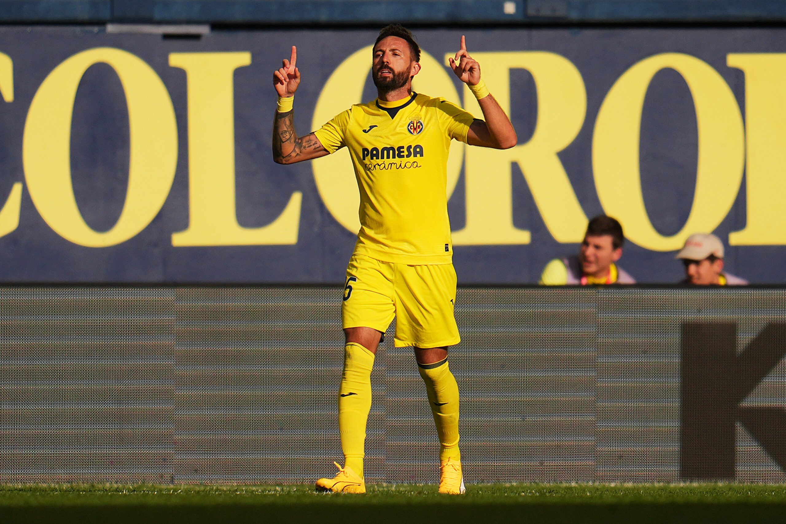 VILLARREAL, SPAIN - NOVEMBER 26: Jose Luis Morales of Villarreal CF celebrates after scoring the team's first goal during the LaLiga EA Sports match between Villarreal CF and CA Osasuna at Estadio de la Ceramica on November 26, 2023 in Villarreal, Spain. (Photo by Aitor Alcalde/Getty Images)
