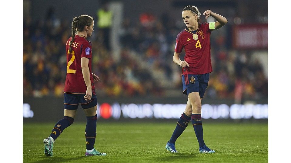 Ona Battle (izquierda) junto a Irene Paredes (derecha) en el partido número 100 de la capitana con España. Fuente: Selección Española