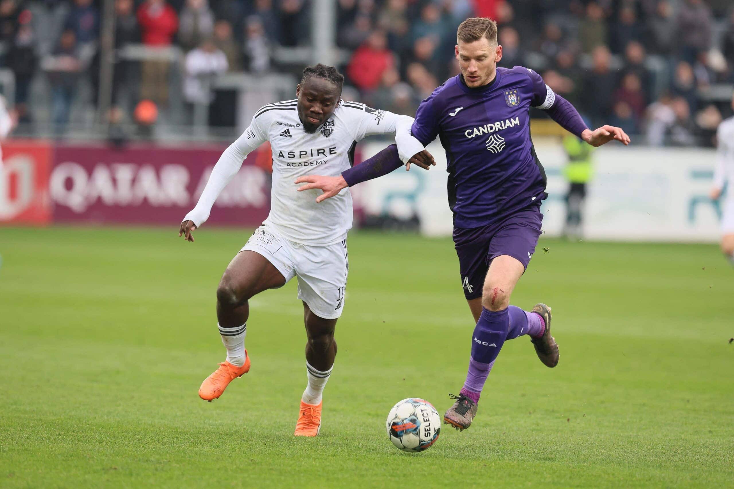 Eupen's Konan Ignace N'Dri (L) and Anderlecht's Jan Vertonghen fight for the ball during a Belgian Pro League football match between KAS Eupen and RSC Anderlecht in Eupen on April 2, 2023. (Photo by BRUNO FAHY / Belga / AFP) / Belgium OUT (Photo by BRUNO FAHY/Belga/AFP via Getty Images)