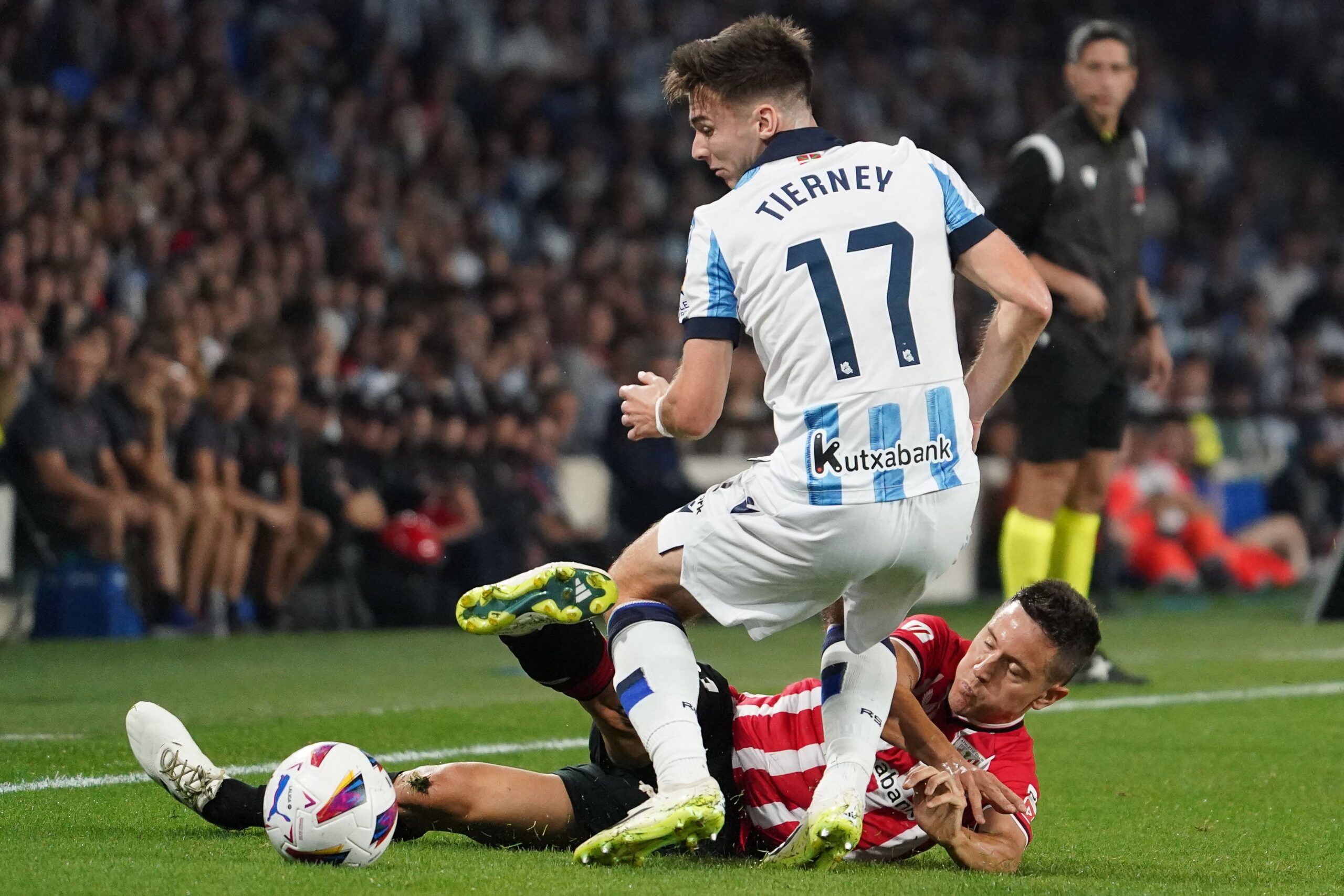 Real Sociedad's Scottish defender #17 Kieran Tierney fights for the ball with Athletic Bilbao's Spanish midfielder  #21 Ander Herrera during the Spanish Liga football match between Real Sociedad and Athletic Club Bilbao at the Anoeta stadium in San Sebastian on September 30, 2023. (Photo by CESAR MANSO / AFP) (Photo by CESAR MANSO/AFP via Getty Images)