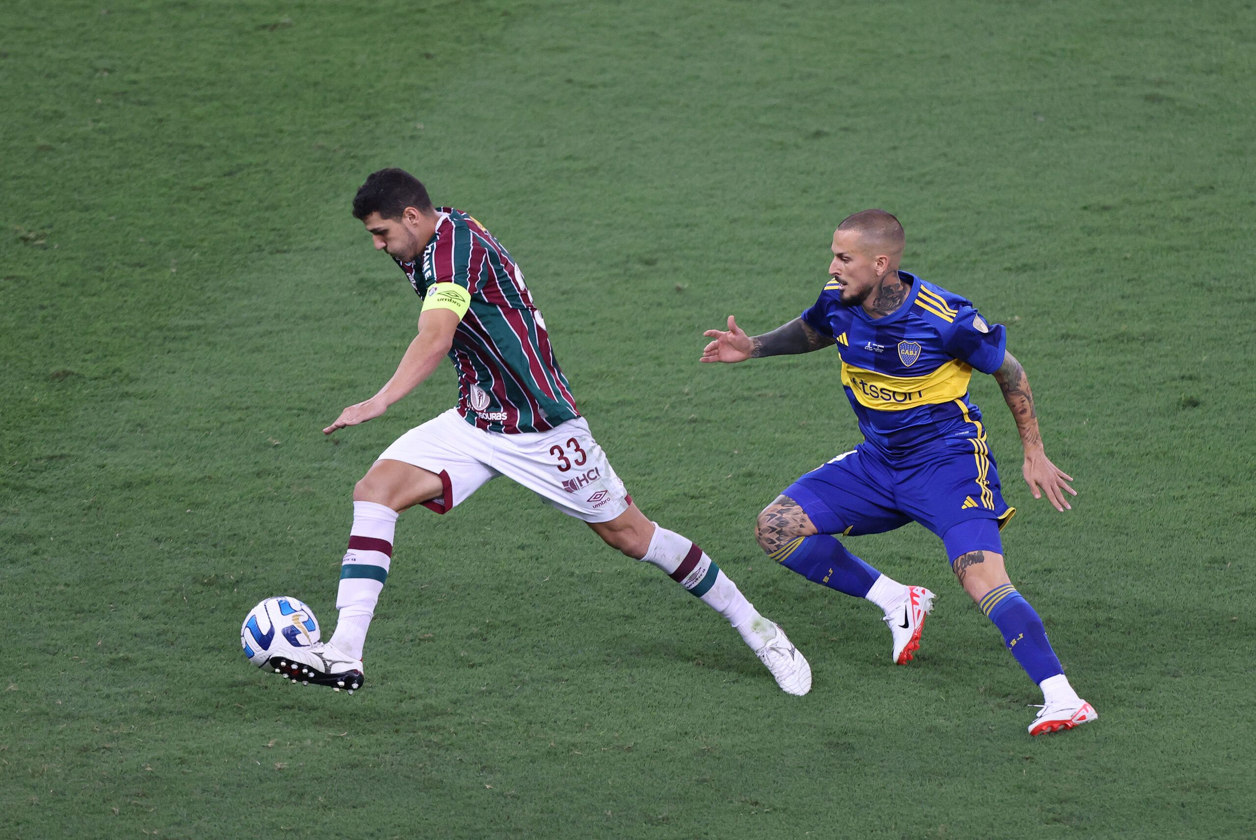 RIO DE JANEIRO, BRAZIL - NOVEMBER 04: Nino of Fluminense competes for the ball with Dario Benedetto of Boca Juniors during the final match of Copa CONMEBOL Libertadores 2023 between Fluminense and Boca Juniors at Maracana Stadium on November 04, 2023 in Rio de Janeiro, Brazil. (Photo by Lucas Figueiredo/Getty Images)