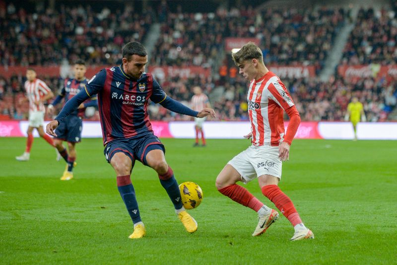 Pablo García (Sporting) frente a Xavi Grande (Levante)