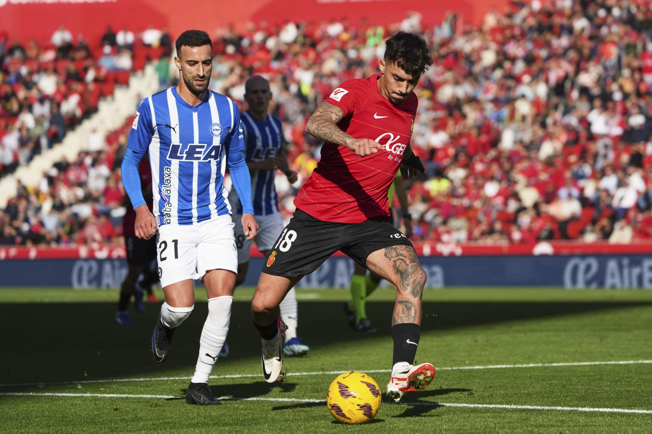 MALLORCA, SPAIN - DECEMBER 03: Antonio Sanchez of RCD Mallorca and Abde Rebbach of Deportivo Alaves competes for the ball during the LaLiga EA Sports match between RCD Mallorca and Deportivo Alaves at Estadi de Son Moix on December 03, 2023 in Mallorca, Spain. (Photo by Rafa Babot/Getty Images)