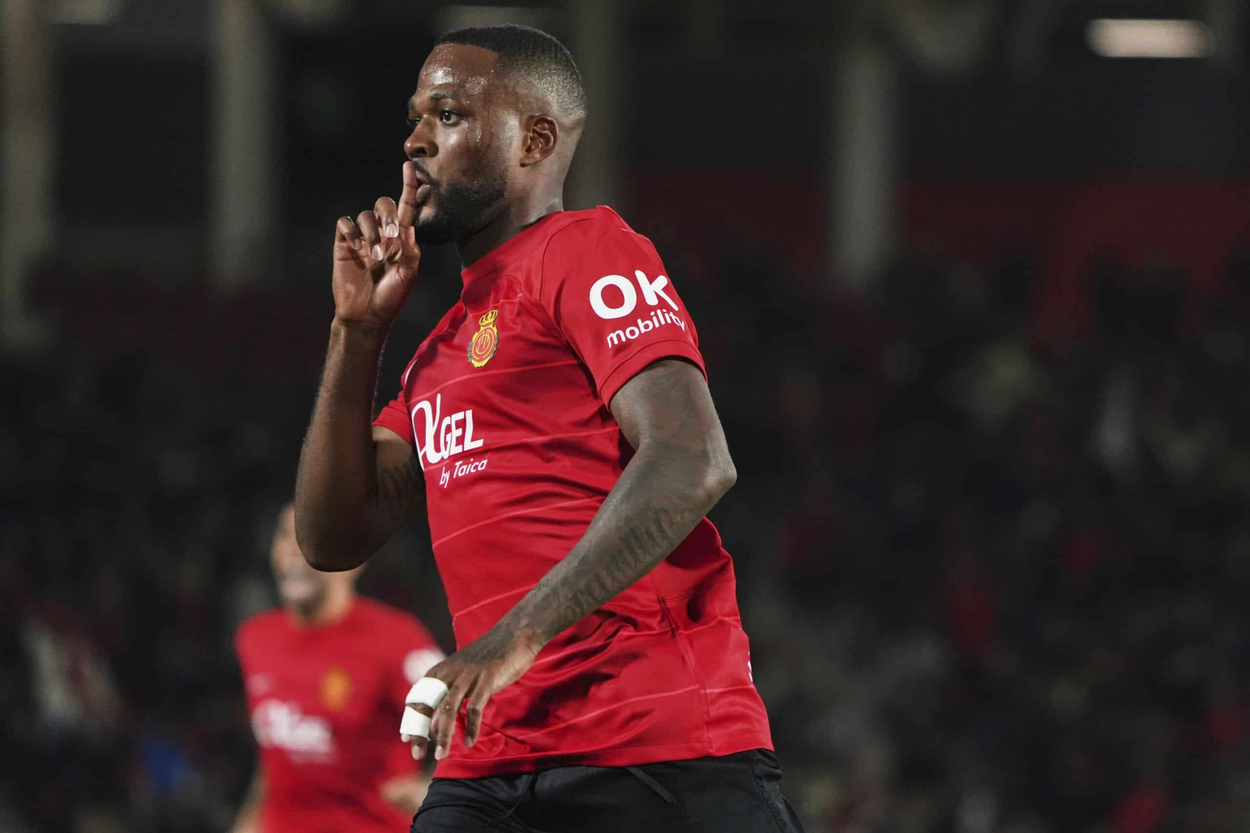 MALLORCA, SPAIN - DECEMBER 09: Cyle Larin of RCD Mallorca celebrates scoring his team´s first goal  during the LaLiga EA Sports match between RCD Mallorca and Sevilla FC at Estadi de Son Moix on December 09, 2023 in Mallorca, Spain. (Photo by Rafa Babot/Getty Images)