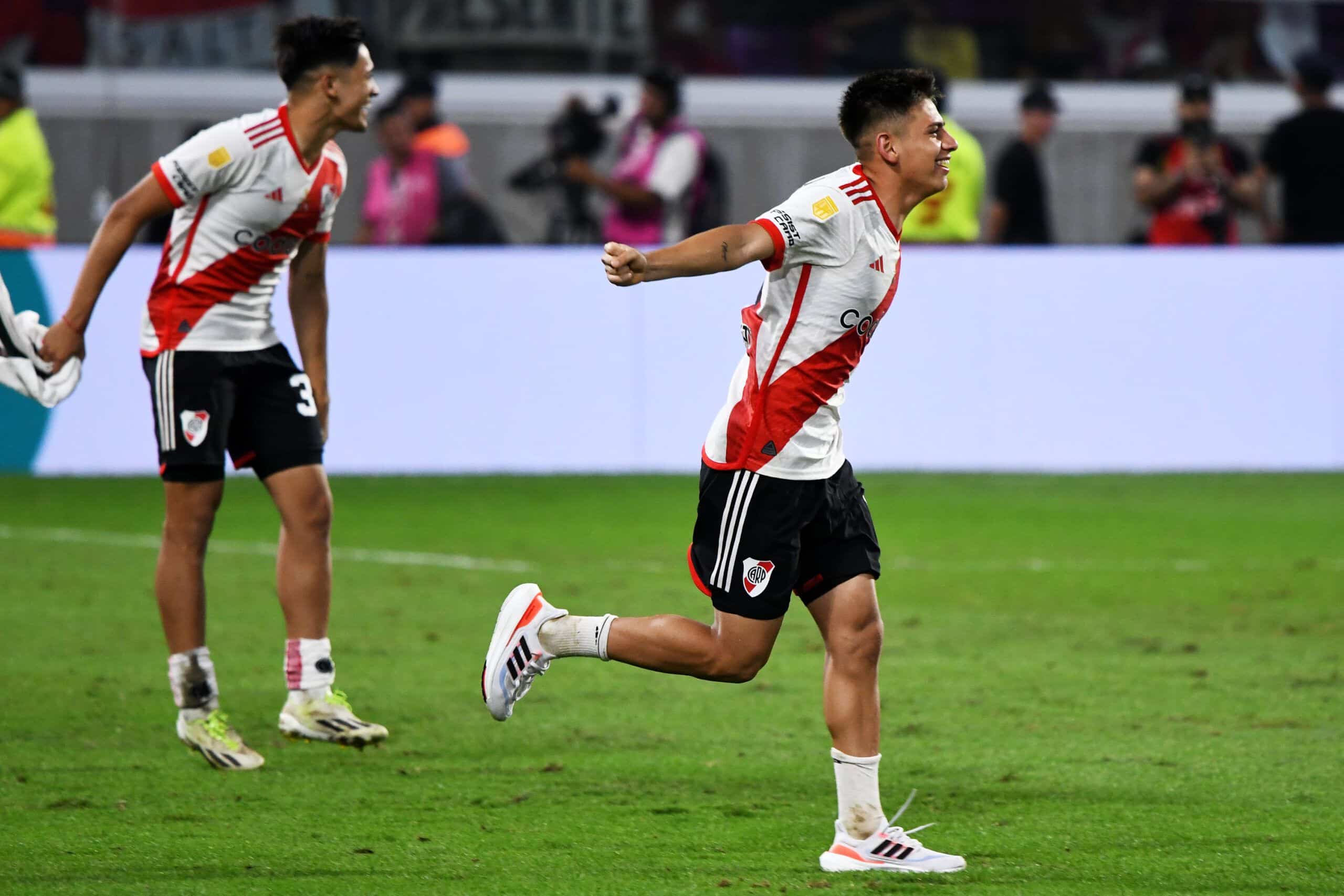 SANTIAGO DEL ESTERO, ARGENTINA - DECEMBER 22: Claudio Echeverri of River Plate celebrates after winning the Trofeo de Campeones match between Rosario Central and River Plate at Estadio Unico Madre de Ciudades on December 22, 2023 in Santiago del Estero, Argentina. (Photo by Joaquín Camiletti/Getty Images)