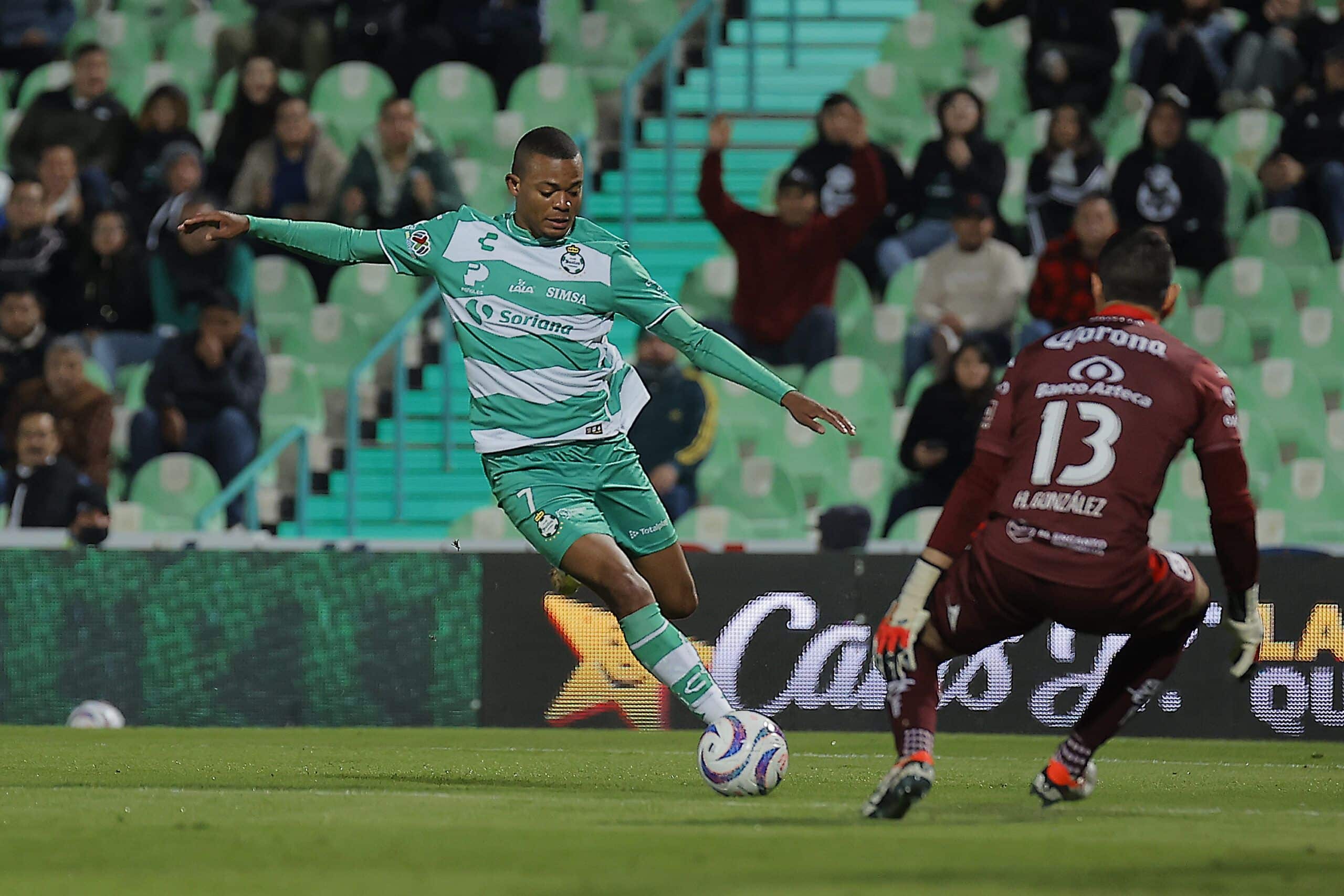 TORREON, MEXICO - NOVEMBER 23: Harold Preciado of Santos shoots on target during the Play-in match between Santos Laguna and Mazatlan FC as part of the Torneo Apertura 2023 Liga MX at Corona Stadium on November 23, 2023 in Torreon, Mexico. (Photo by Manuel Guadarrama/Getty Images)