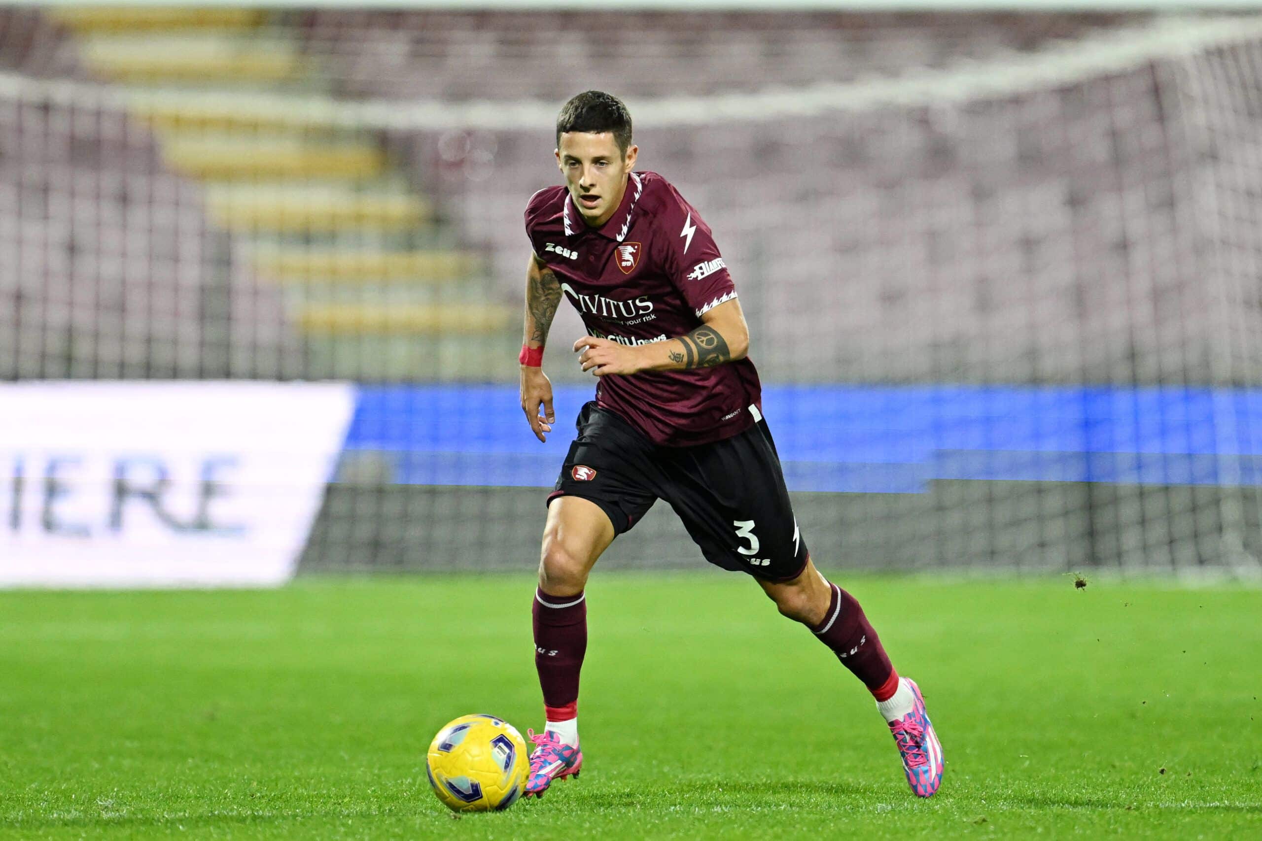 SALERNO, ITALY - DECEMBER 10: Domagoj Bradaric of US Salernitana during the Serie A TIM match between US Salernitana and Bologna FC at Stadio Arechi on December 10, 2023 in Salerno, Italy. (Photo by Francesco Pecoraro/Getty Images)