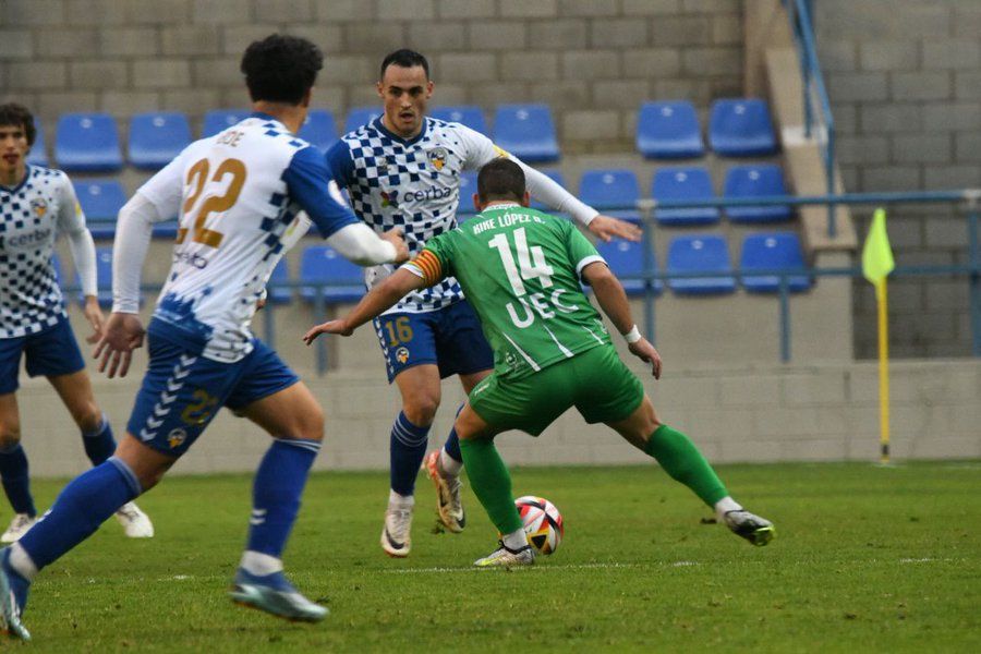 Jugadores del CE Sabadell y del UE Cornellà durante el partido en el Estadi Municipal Palamós-Costa Brava. Fuente: @CESabadell.