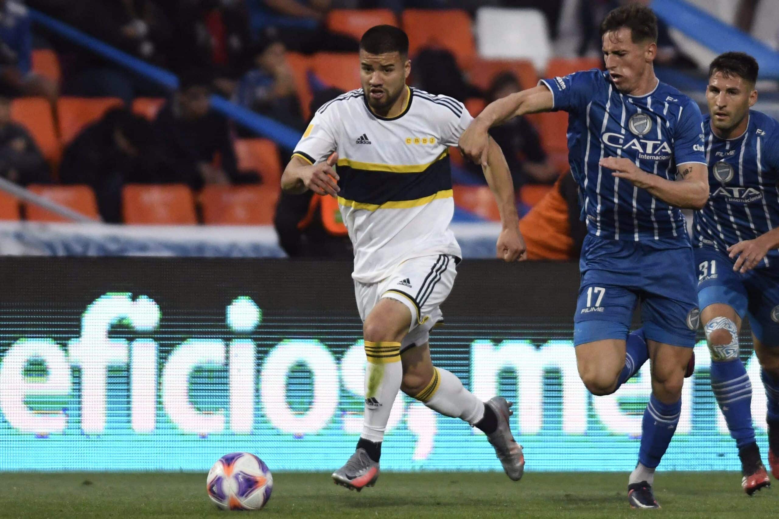 Boca Juniors' Marcelo Weigandt (L) vies for the ball with Godoy Cruz's Tadeo Allende (R) during their Argentine Professional Football League Tournament 2022 football match at the Malvinas Argentinas stadium in Mendoza, Argentina, on September 23, 2022. (Photo by Andres Larrovere / AFP) (Photo by ANDRES LARROVERE/AFP via Getty Images)