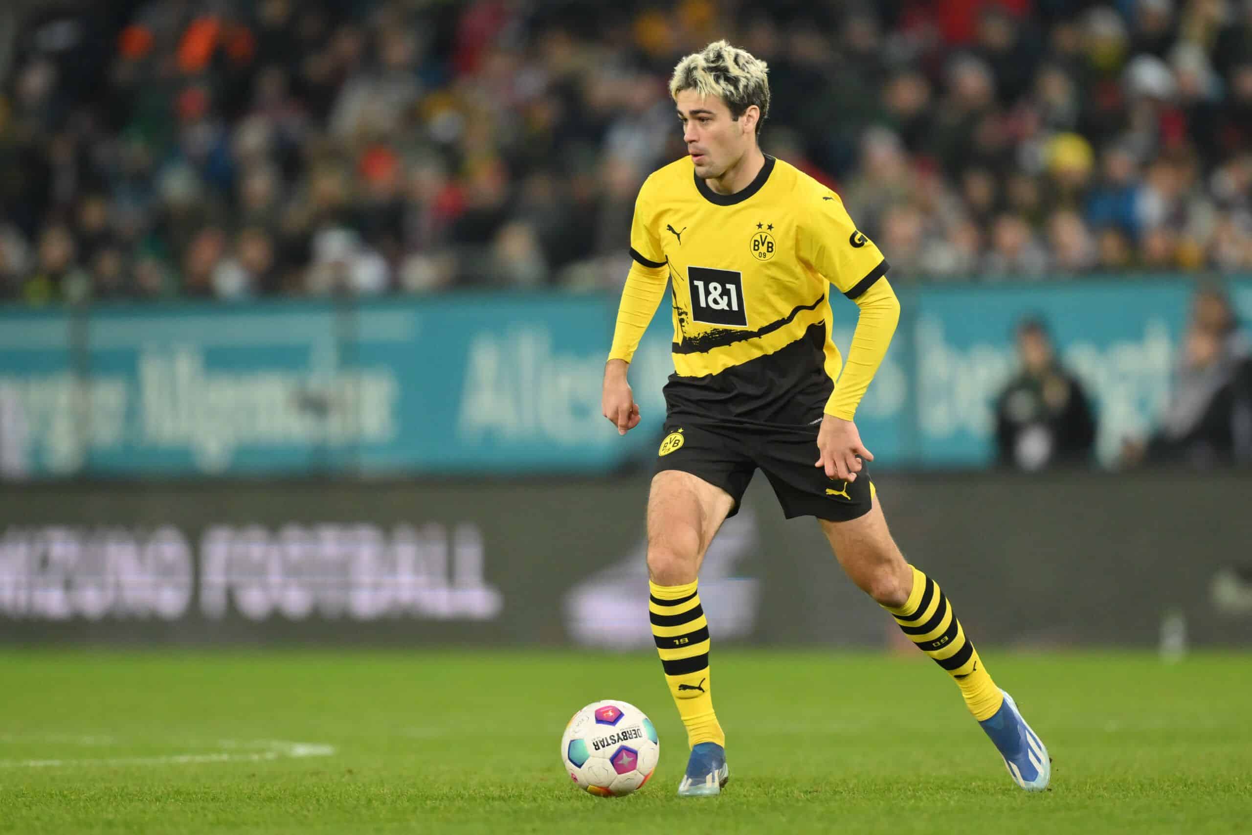 AUGSBURG, GERMANY - DECEMBER 16: Giovanni Reyna of Borussia Dortmund plays the ball during the Bundesliga match between FC Augsburg and Borussia Dortmund at WWK-Arena on December 16, 2023 in Augsburg, Germany. (Photo by Sebastian Widmann/Getty Images)