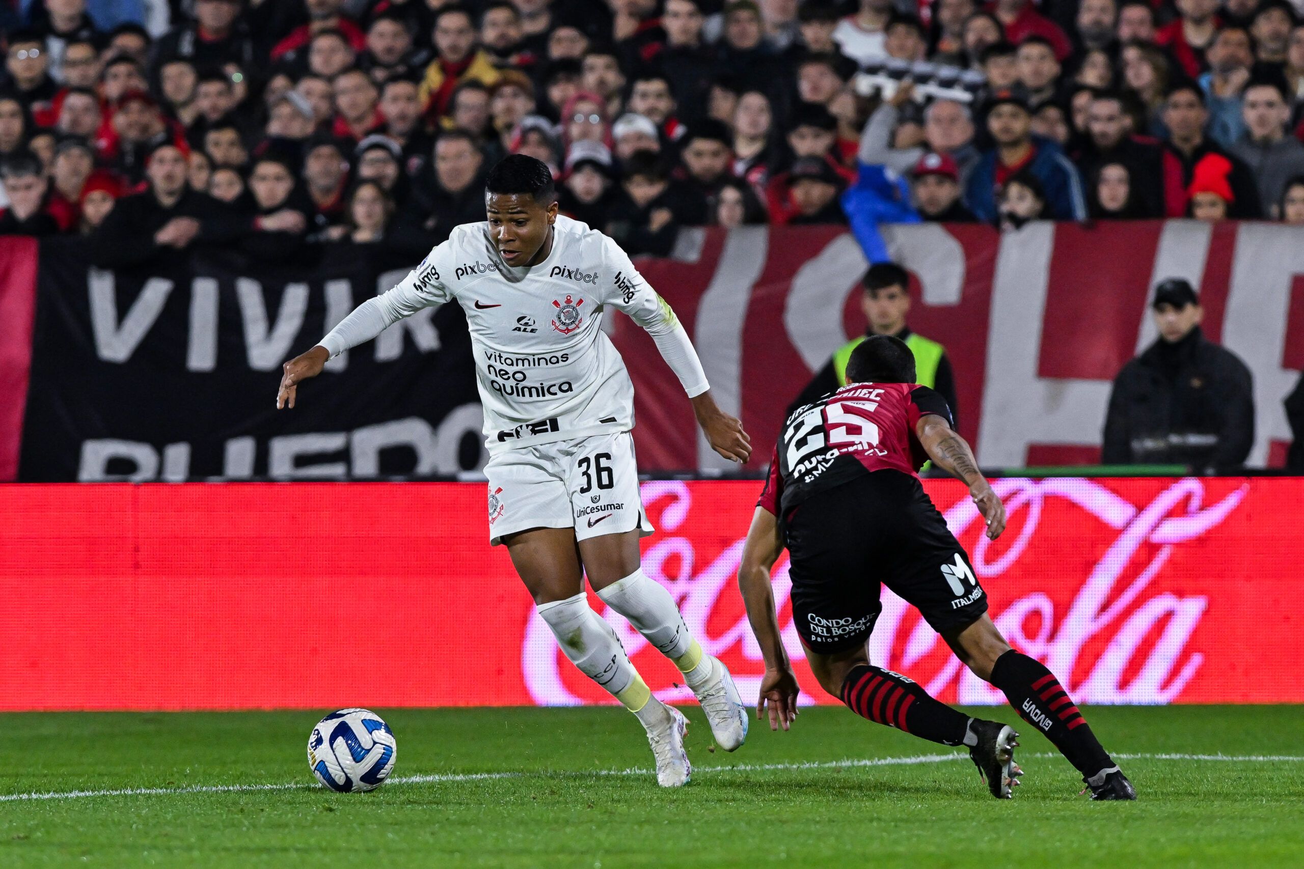 ROSARIO, ARGENTINA - AUGUST 8: Wesley Ribeiro of Corinthians controls the ball against Gustavo Velázquez during a second leg round of sixteen match between Newell's Old Boys and Corinthians as part of Copa CONMEBOL Sudamericana 2023 at Marcelo Bielsa Stadium on August 8, 2023 in Rosario, Argentina. (Photo by Luciano Bisbal/Getty Images)