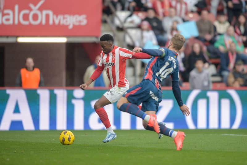 Otero ejecuta un disparo ante Pulido en un Sporting-Huesca