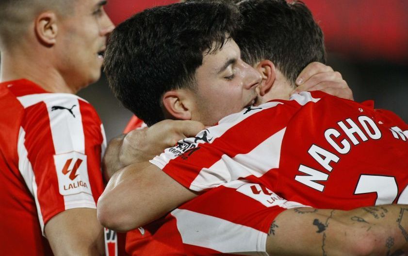 Queipo abraza a Nacho Méndez tras el 1-2