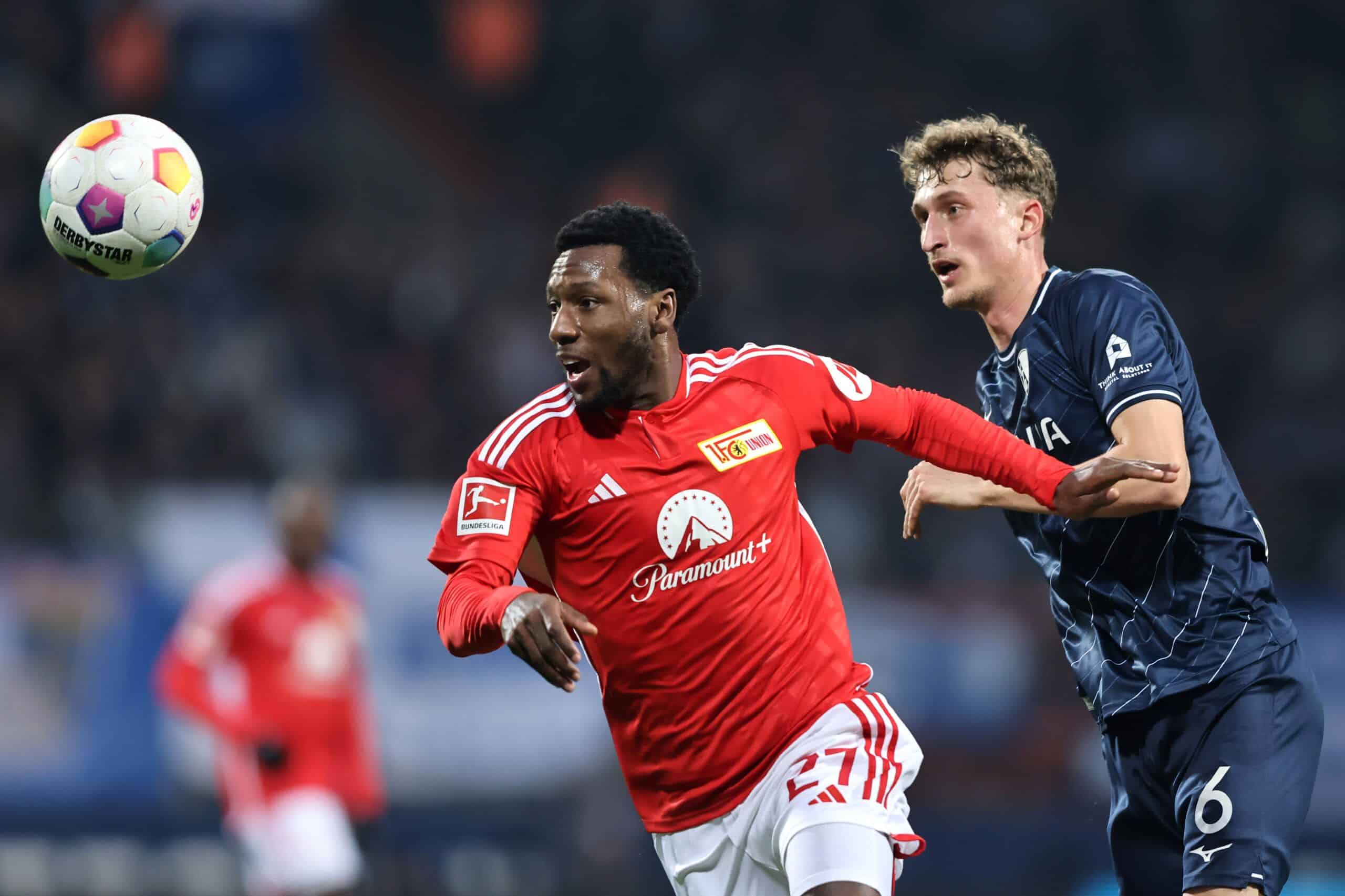 BOCHUM, GERMANY - DECEMBER 16: Sheraldo Becker of 1.FC Union Berlin and Patrick Osterhage of VfL Bochum look for the ball during the Bundesliga match between VfL Bochum 1848 and 1. FC Union Berlin at Vonovia Ruhrstadion on December 16, 2023 in Bochum, Germany. (Photo by Christof Koepsel/Getty Images)