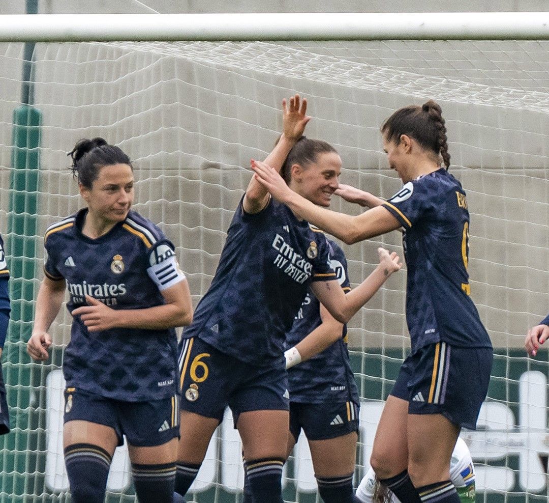 El Real Madrid celebra su victoria en la CD Luis del Sol tras un doblete de Athenea, un tanto de Moller y otro de Bruun. Fuente: Real Madrid (@realmadridfem)