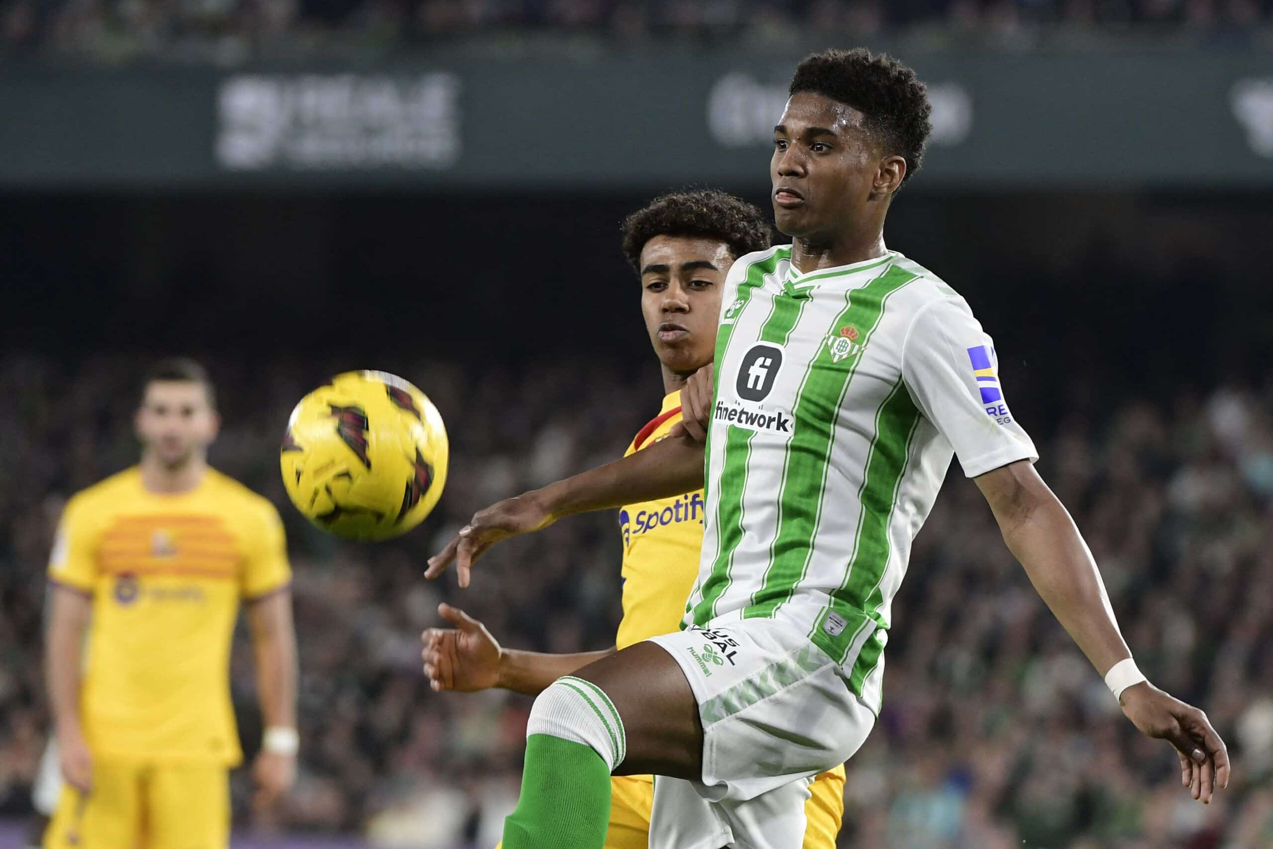 Barcelona's Spanish forward #27 Lamine Yamal (L) vies with Real Betis' Brazilian defender #20 Abner Vinicius during the Spanish League football match between Real Betis and FC Barcelona at the Benito Villamarin stadium in Seville on January 21, 2024. (Photo by CRISTINA QUICLER / AFP) (Photo by CRISTINA QUICLER/AFP via Getty Images)