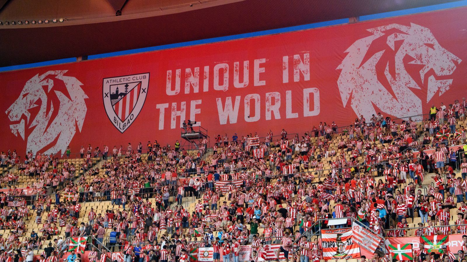 La afición rojiblanca llevó en volandas a su equipo, sufriendo y disfrutando a partes iguales.