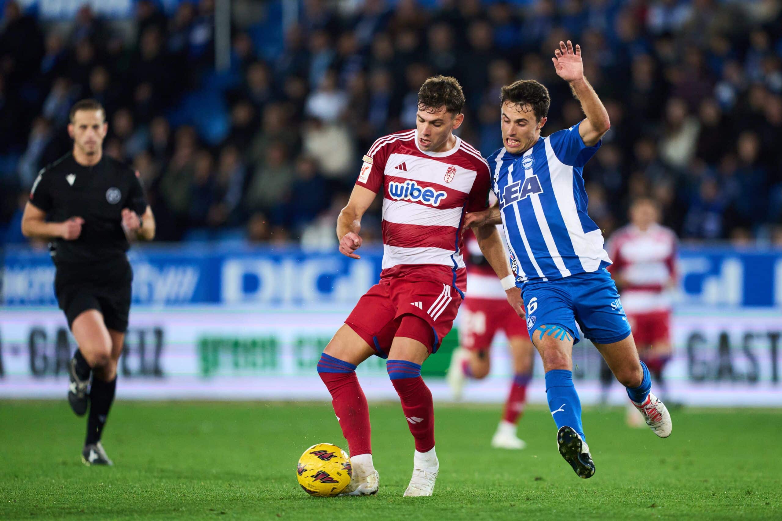 VITORIA-GASTEIZ, SPAIN - NOVEMBER 24: Ander Guevara of Deportivo Alaves duels for the ball with Lucas Boye of Granada CF during the LaLiga EA Sports match between Deportivo Alaves and Granada CF at Estadio de Mendizorroza on November 24, 2023 in Vitoria-Gasteiz, Spain. (Photo by Juan Manuel Serrano Arce/Getty Images)