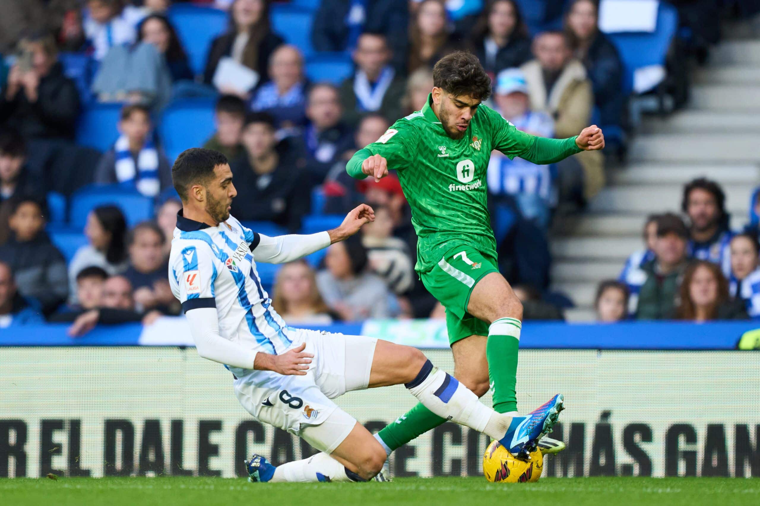 SAN SEBASTIAN, SPAIN - DECEMBER 17: Ez Abde of Real Betis duels for the ball with Mikel Merino of Real Sociedad during the LaLiga EA Sports match between Real Sociedad and Real Betis at Reale Arena on December 17, 2023 in San Sebastian, Spain. (Photo by Juan Manuel Serrano Arce/Getty Images)