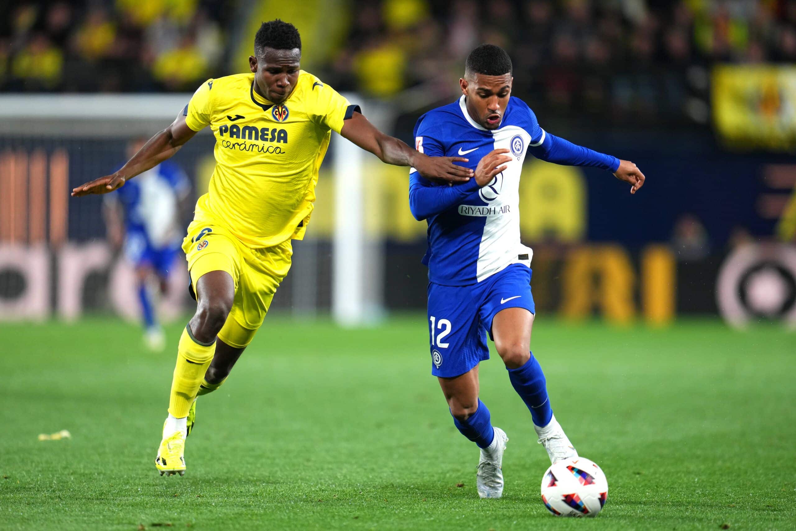 VILLARREAL, SPAIN - APRIL 01: Samuel Lino of Atletico Madrid is challenged by Yerson Mosquera of Villarreal CF during the LaLiga EA Sports match between Villarreal CF and Atletico Madrid at Estadio de la Ceramica on April 01, 2024 in Villarreal, Spain. (Photo by Aitor Alcalde/Getty Images) (Photo by Aitor Alcalde/Getty Images)