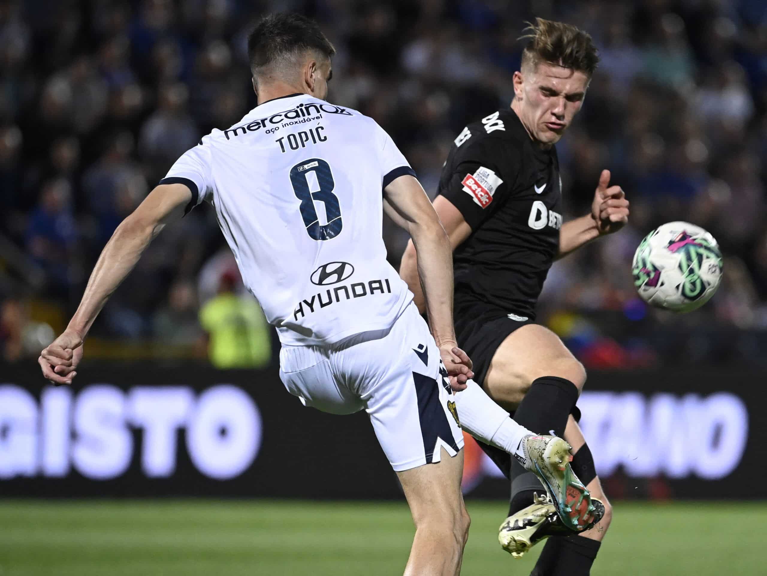 Sporting Lisbon's Swedish forward #09 Viktor Gyokeres  (R) vies with FC Famalicao's Serbian midfielder #08 Mirko Topic during the Portuguese League football match between FC Famalicao and Sporting CP at the Estadio Municipal 22 de Junho in Vila Nova de Famalicao on April 16, 2024. (Photo by MIGUEL RIOPA / AFP) (Photo by MIGUEL RIOPA/AFP via Getty Images)
