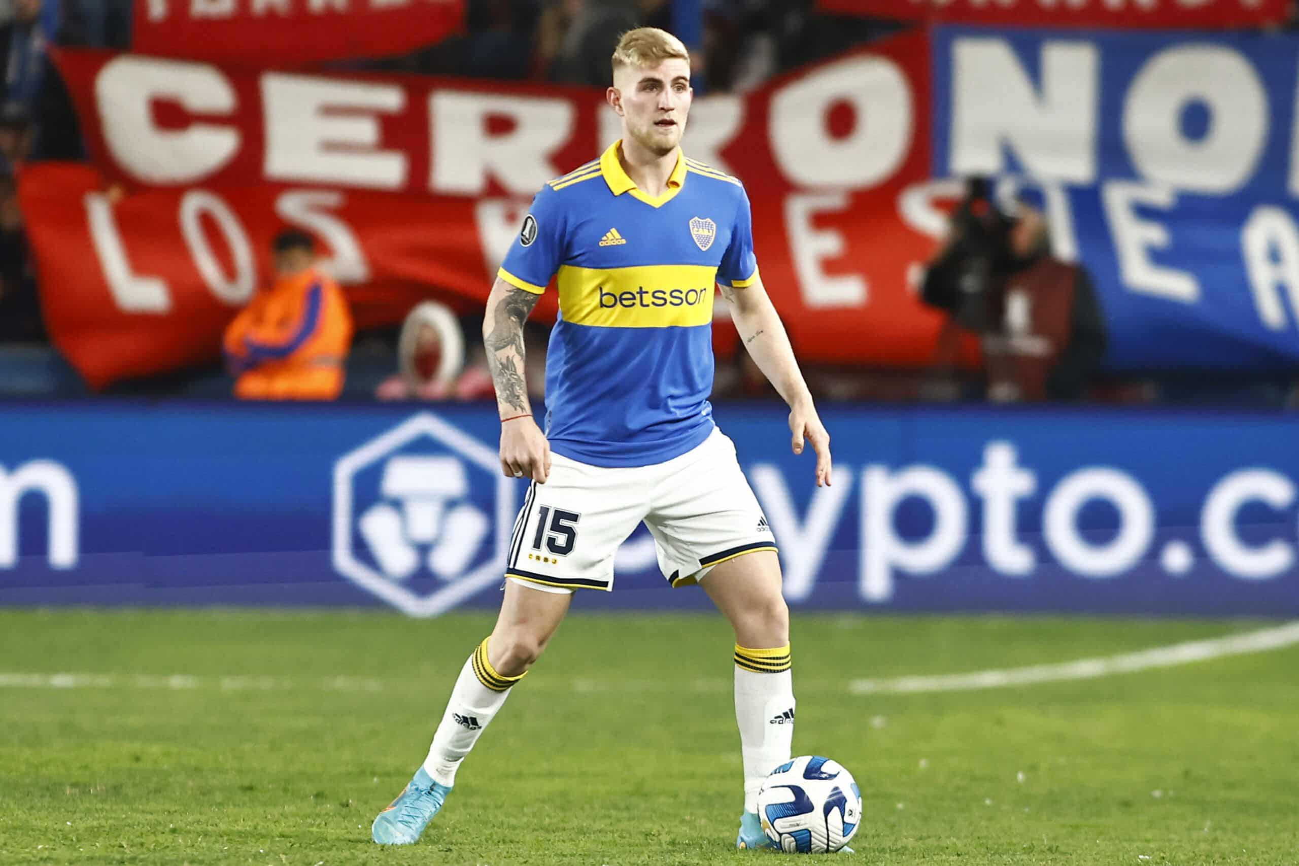 MONTEVIDEO, URUGUAY - AUGUST 02: Nicolás Valentini of Boca Juniors controls the ball during a Copa CONMEBOL Libertadores 2023 round of sixteen first leg match between Nacional and Boca Juniors at Gran Parque Central on August 02, 2023 in Montevideo, Uruguay. (Photo by Ernesto Ryan/Getty Images)