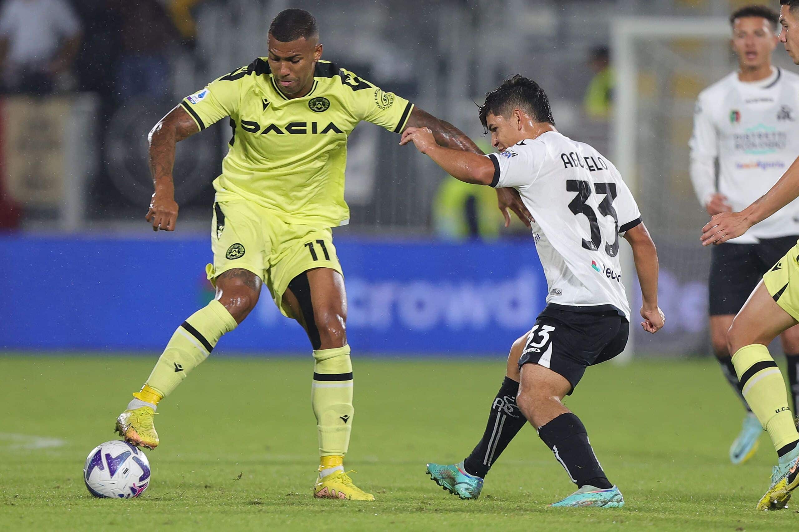 LA SPEZIA, ITALY - NOVEMBER 08: Walace Souza Silva known as Wallace of Udinese Calcio in action against Kevin Agudelo of Spezia Calcio during the Serie A match between Spezia Calcio and Udinese Calcio at Stadio Alberto Picco on November 8, 2022 in La Spezia, Italy.  (Photo by Gabriele Maltinti/Getty Images)