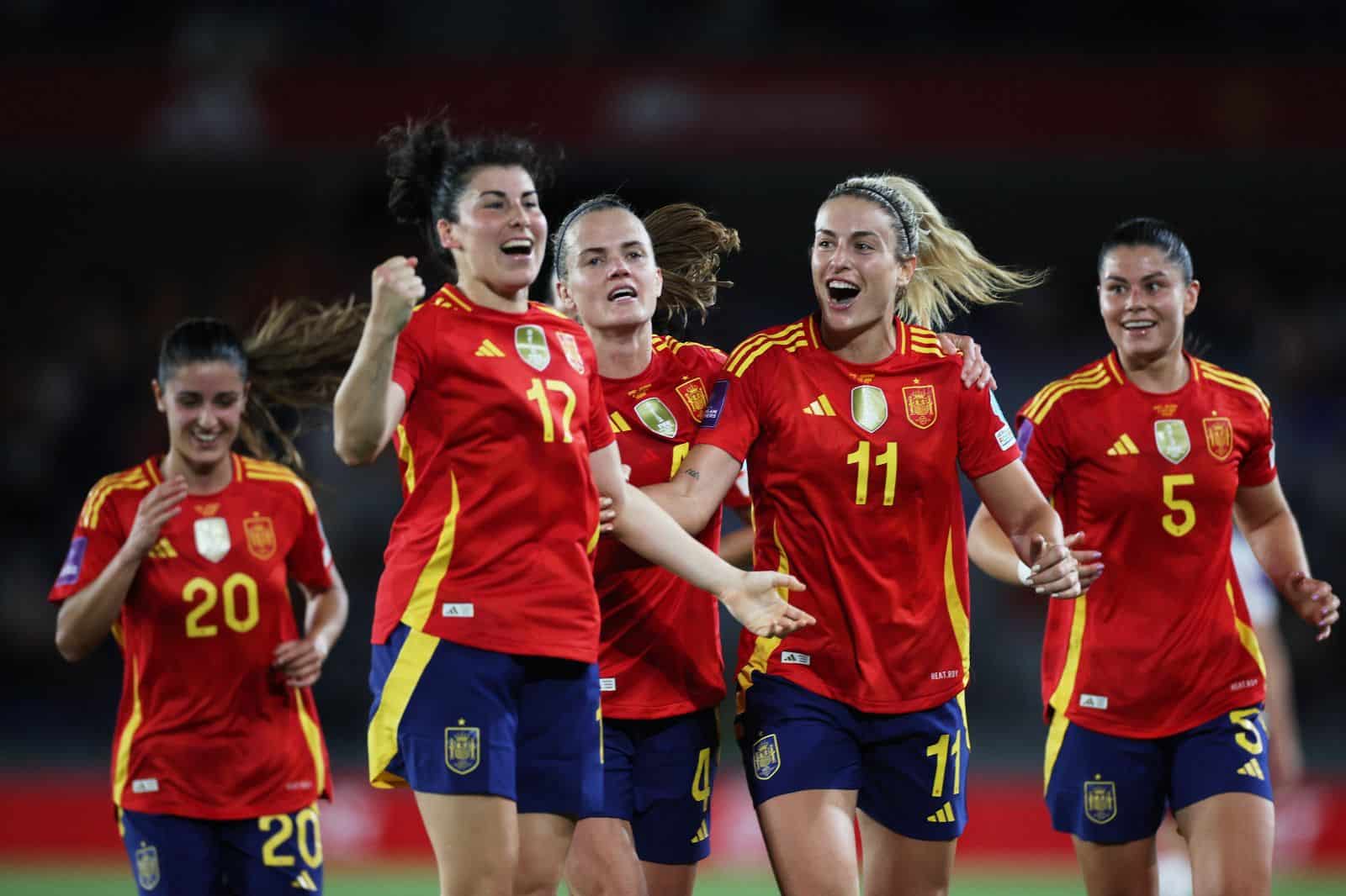 España se clasifica matema´ticametne para la Eurocopa 2025, a falta de 2 partidos, tras imponerse a Dinamarca in extremis . Fuente: selección española (@SEFutbolFem)