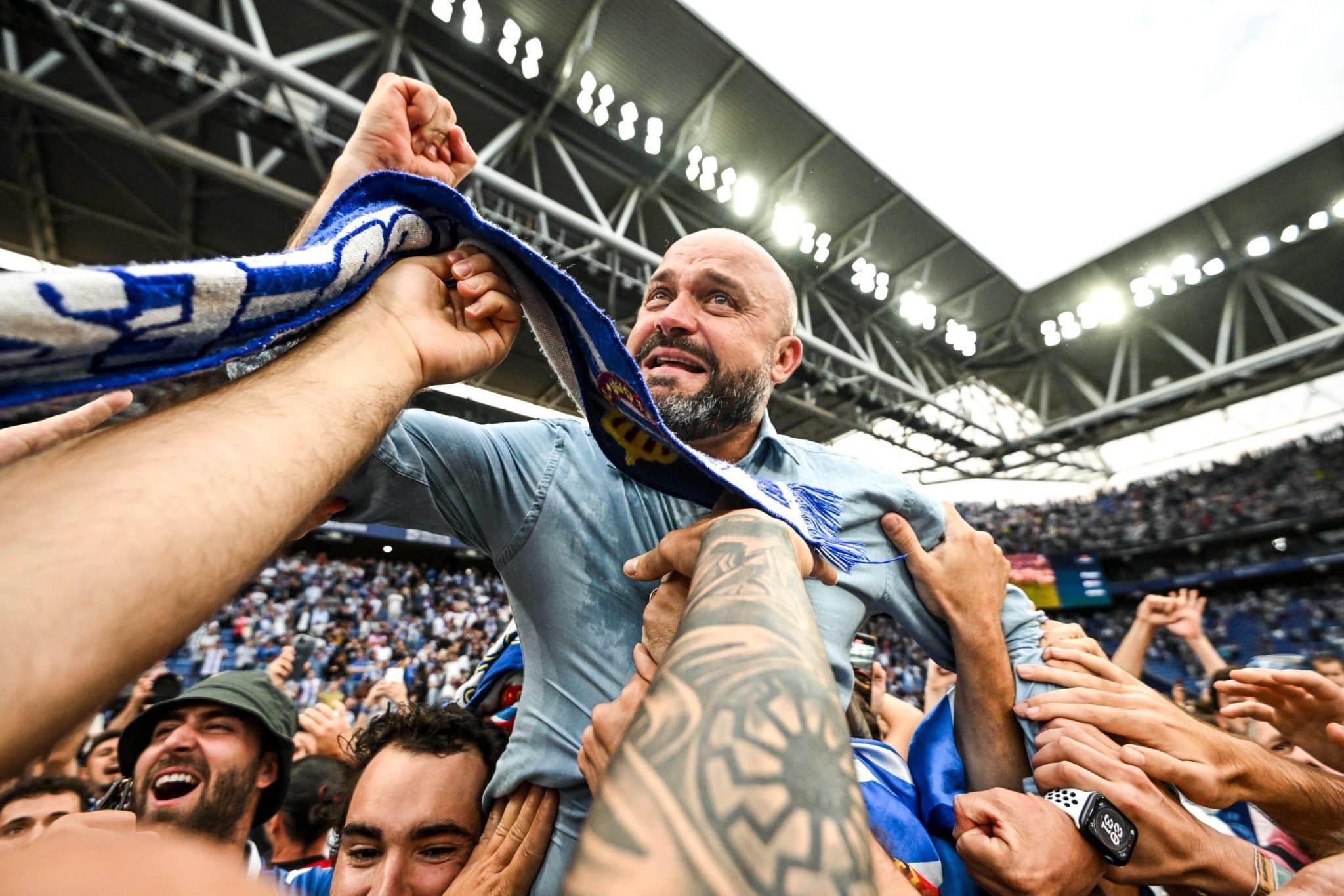 Manolo González durante la celebración del ascenso