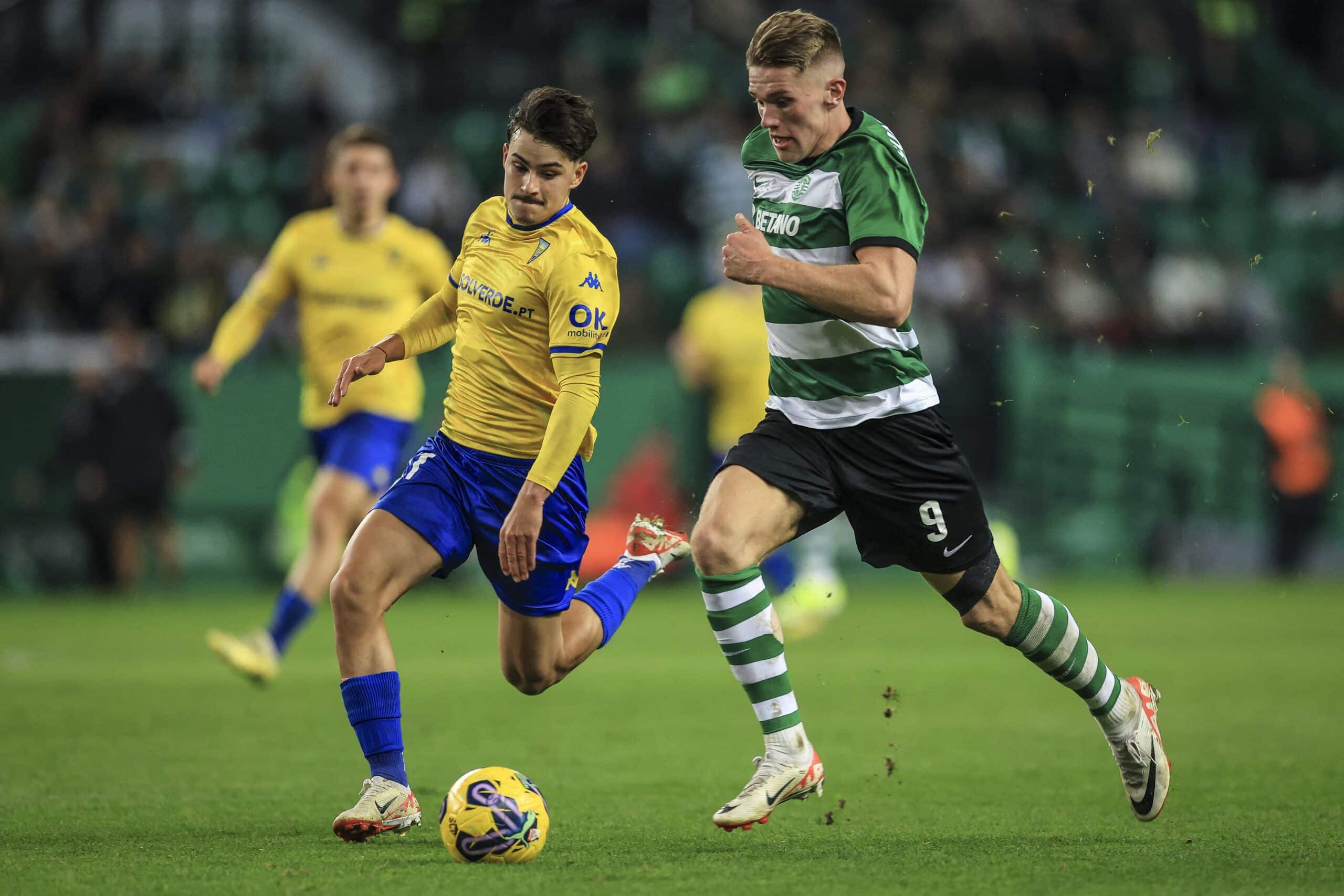 Sporting's Portuguese forward #9 Viktor Gyokeres (R) vies with Estoril's Portguese defender #21 Rodrigo Gomes during the Portuguese League football match between Sporting CP and GD Estoril Praia at the Jose Alvalade stadium in Lisbon, on January 5, 2024. (Photo by PATRICIA DE MELO MOREIRA / AFP) (Photo by PATRICIA DE MELO MOREIRA/AFP via Getty Images)