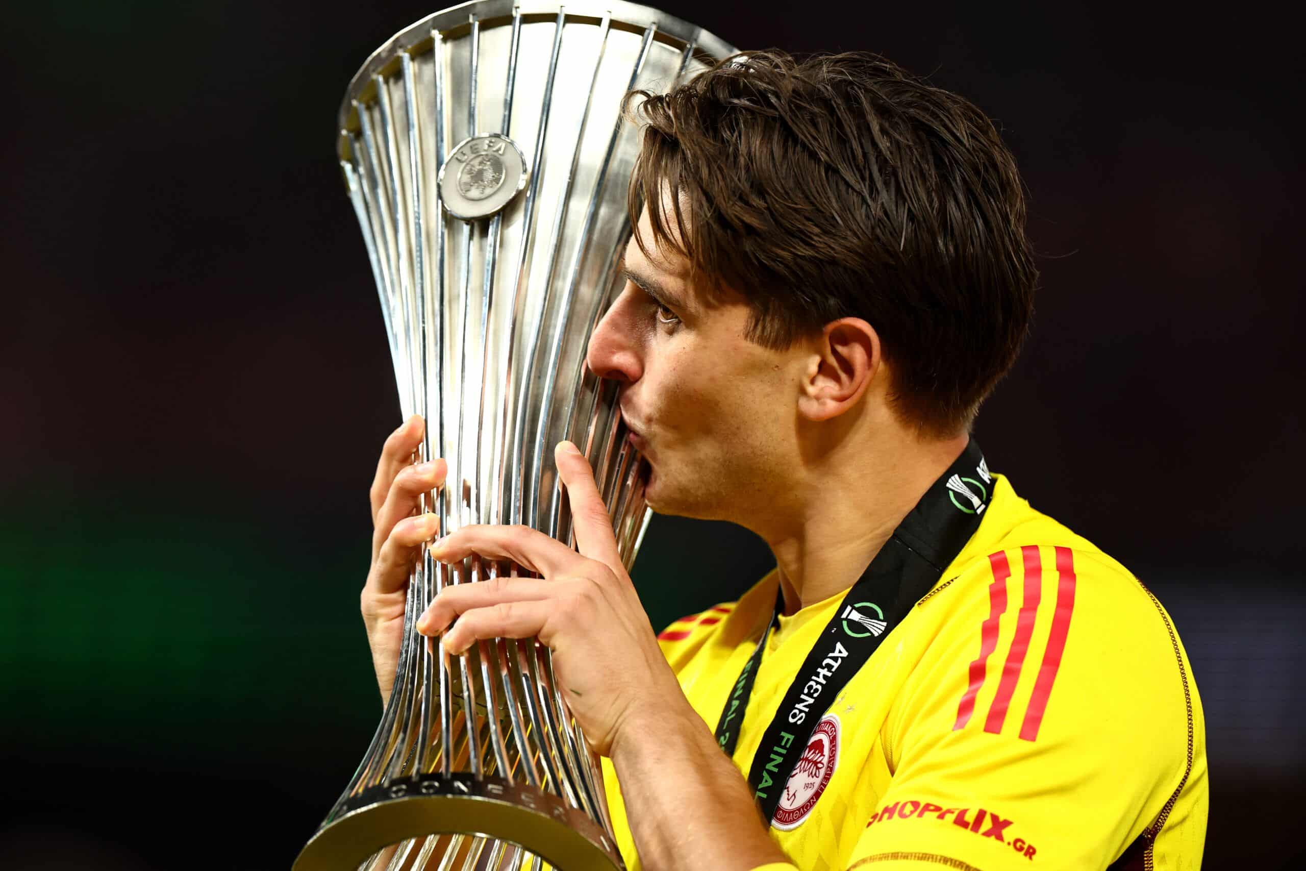 ATHENS, GREECE - MAY 29: Konstantinos Tzolakis of Olympiacos kisses the UEFA Europa Conference League Trophy after his team's victory in the UEFA Europa Conference League 2023/24 final match between Olympiacos FC and ACF Fiorentina at AEK Arena on May 29, 2024 in Athens, Greece. (Photo by Francois Nel/Getty Images)
