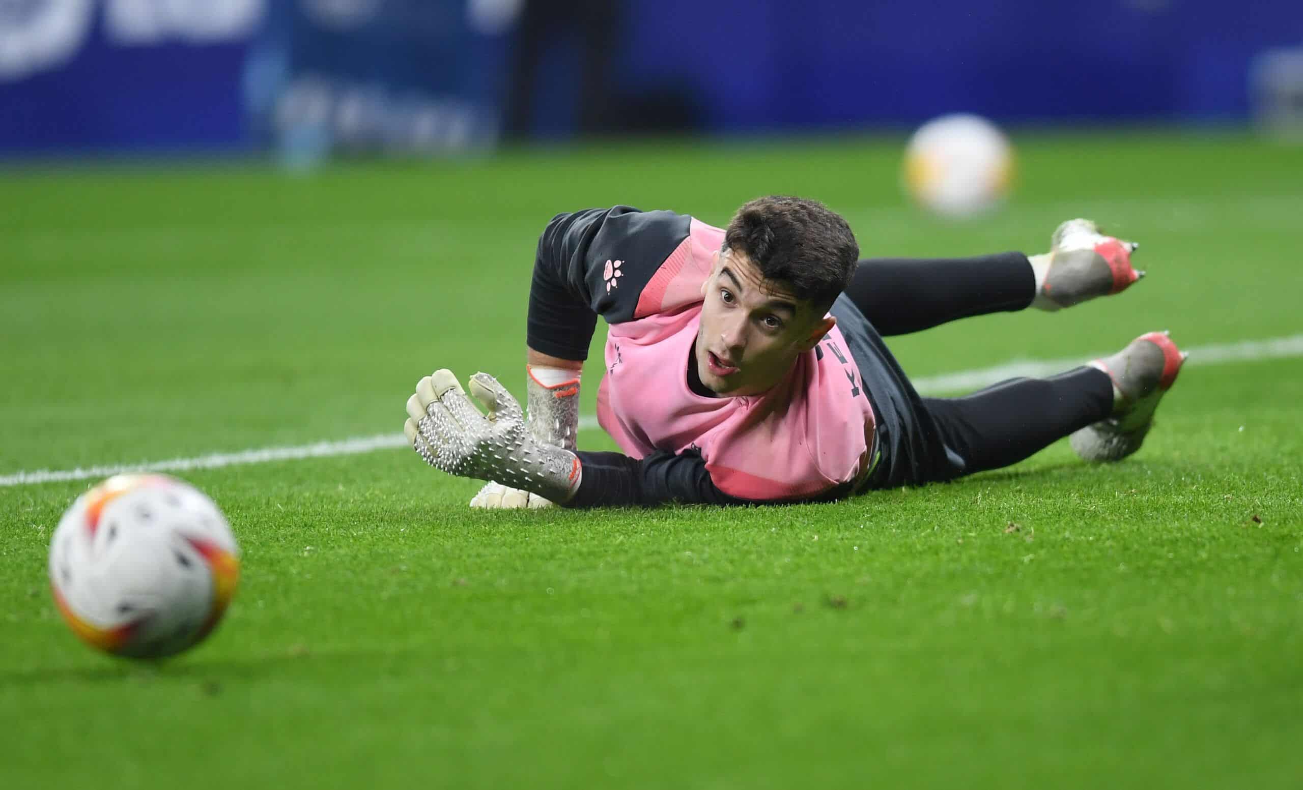BARCELONA, SPAIN - JANUARY 10: Joan García of Espanyol warms up during the La Liga Santader match between RCD Espanyol and Elche CF (Photo by Alex Caparros/Getty Images)