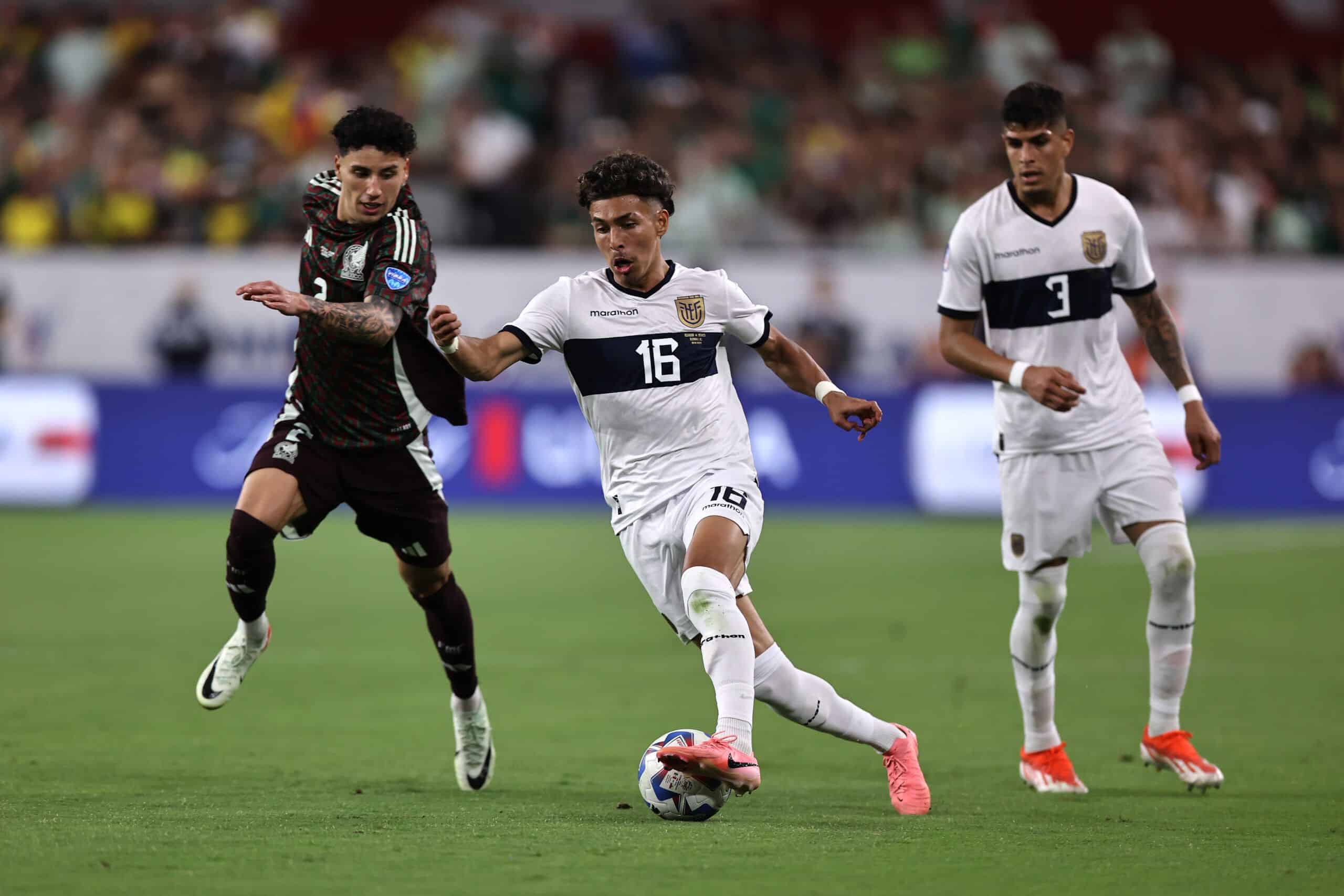 GLENDALE, ARIZONA - JUNE 30: Jeremy Sarmiento of Ecuador battles for possession with Jorge Sanchez of Mexico during the CONMEBOL Copa America 2024 Group D match between Mexico and Ecuador at State Farm Stadium on June 30, 2024 in Glendale, Arizona. (Photo by Omar Vega/Getty Images)