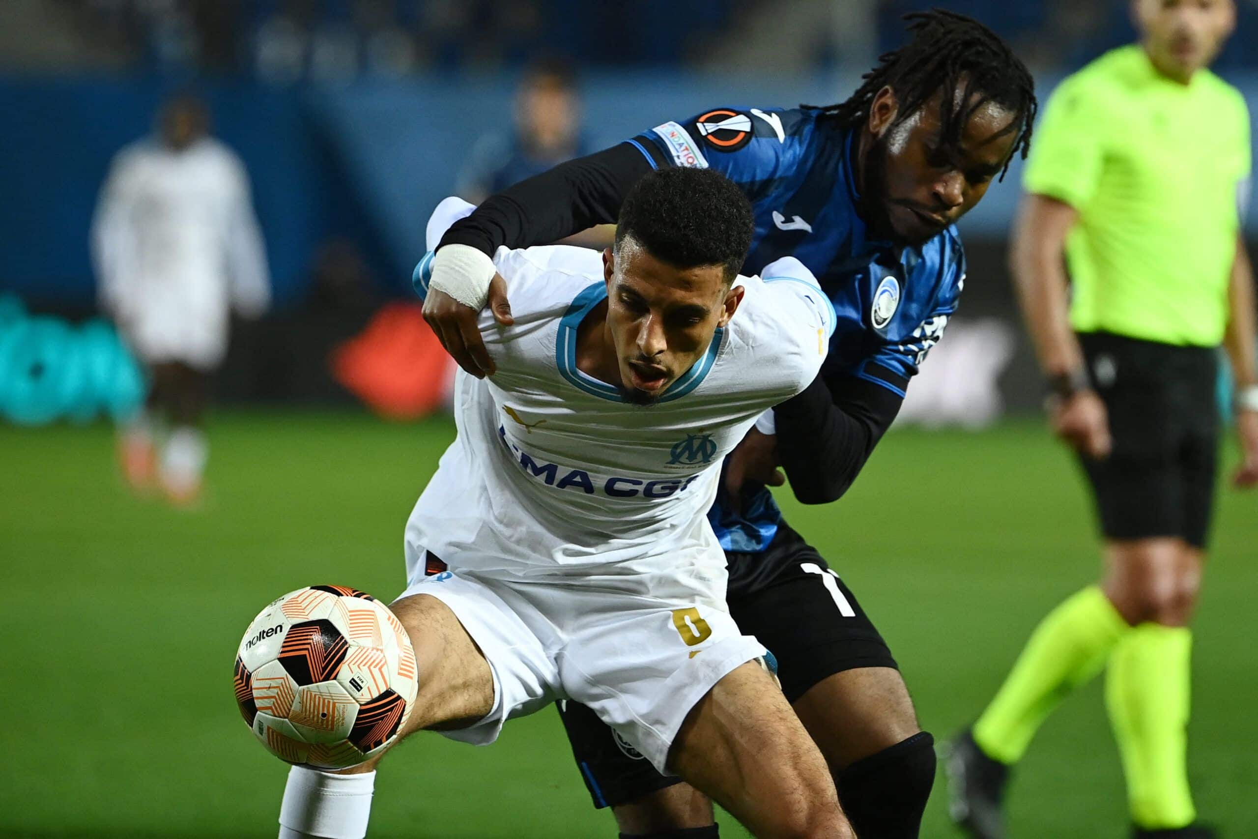 Atalanta's Nigerian forward #11 Ademola Lookman fights for the ball with Marseille's Moroccan midfielder #08 Azzedine Ounahi during the UEFA Europa league second leg semi-final between Atalanta and Marseille at Bergamo's stadium on May 9, 2024. (Photo by Isabella BONOTTO / AFP) (Photo by ISABELLA BONOTTO/AFP via Getty Images)