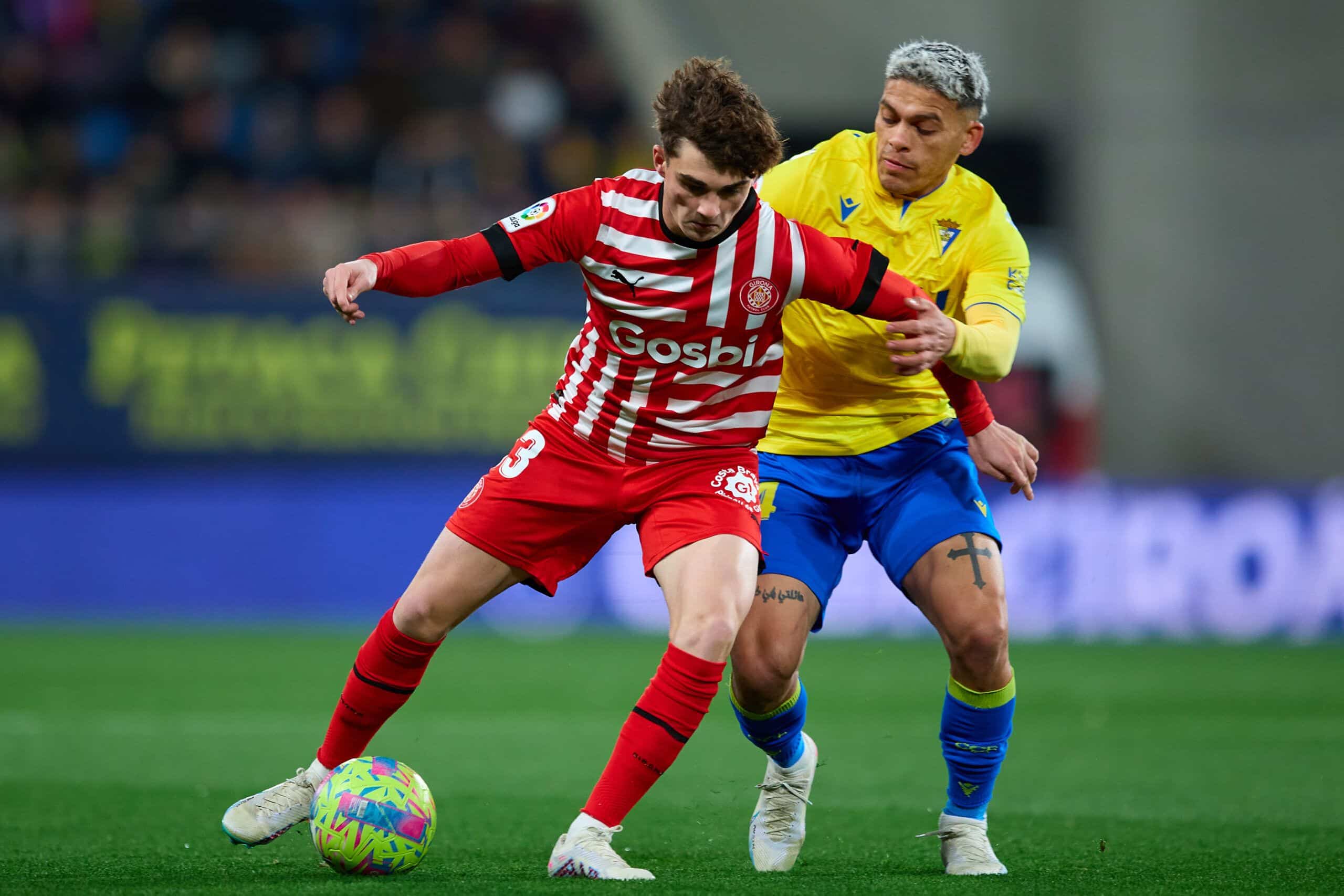 CADIZ, SPAIN - FEBRUARY 10: Brian Ocampo of Cadiz CF competes for the ball with Joel Roca of Girona FC during the LaLiga Santander match between Cadiz CF and Girona FC at Estadio Nuevo Mirandilla on February 10, 2023 in Cadiz, Spain. (Photo by Fran Santiago/Getty Images)