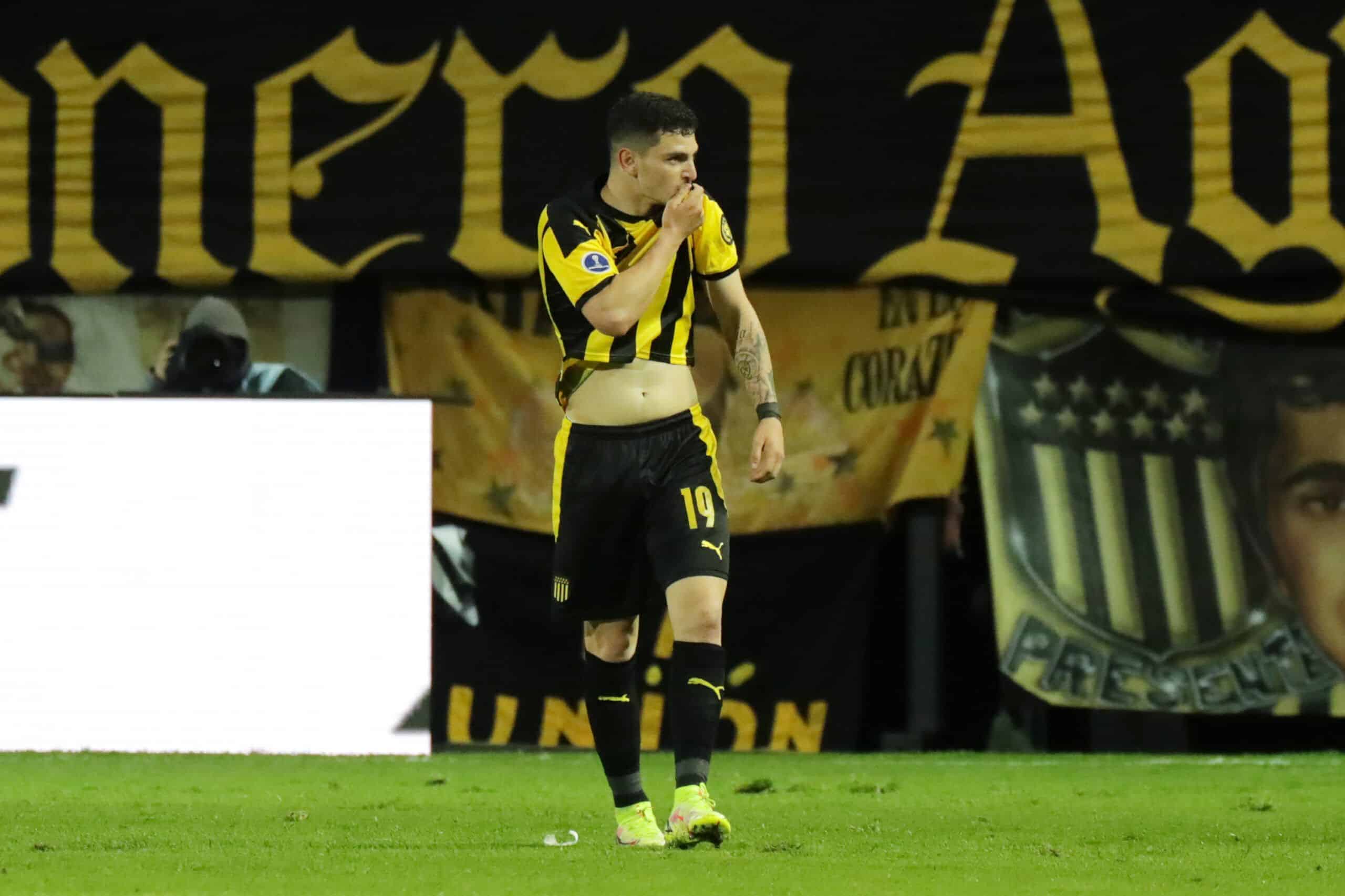 MONTEVIDEO, URUGUAY - SEPTEMBER 23:  Agustín Álvarez of Peñarol celebrates after scoring the first goal of his team during a semi final first leg match between Peñarol and Athletico Paranaense as part Copa CONMEBOL Sudamericana 2021 at Campeon del Siglo Stadium on September 23, 2021 in Montevideo, Uruguay. (Photo by Raúl Martínez-Pool/Getty Images)