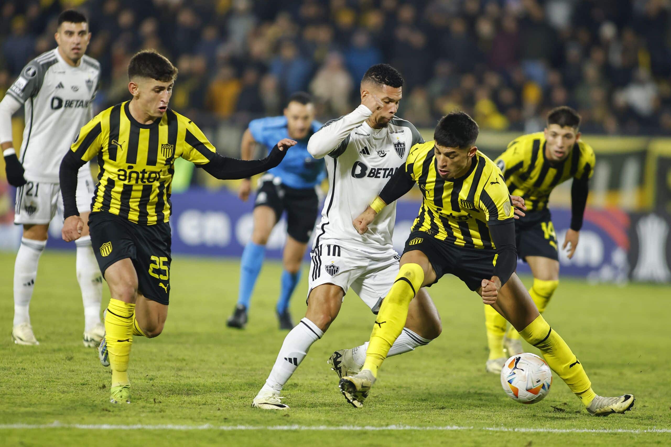 MONTEVIDEO, URUGUAY - MAY 14: Paulinho of Atletico Mineiro figths for the ball with Guzmán Rodríguez of Peñarol during a Copa CONMEBOL Libertadores 2024 Group G match between Peñarol and Atletico Mineiro  at Campeon Del Siglo Stadium on May 14, 2024 in Montevideo, Uruguay. (Photo by Ernesto Ryan/Getty Images)