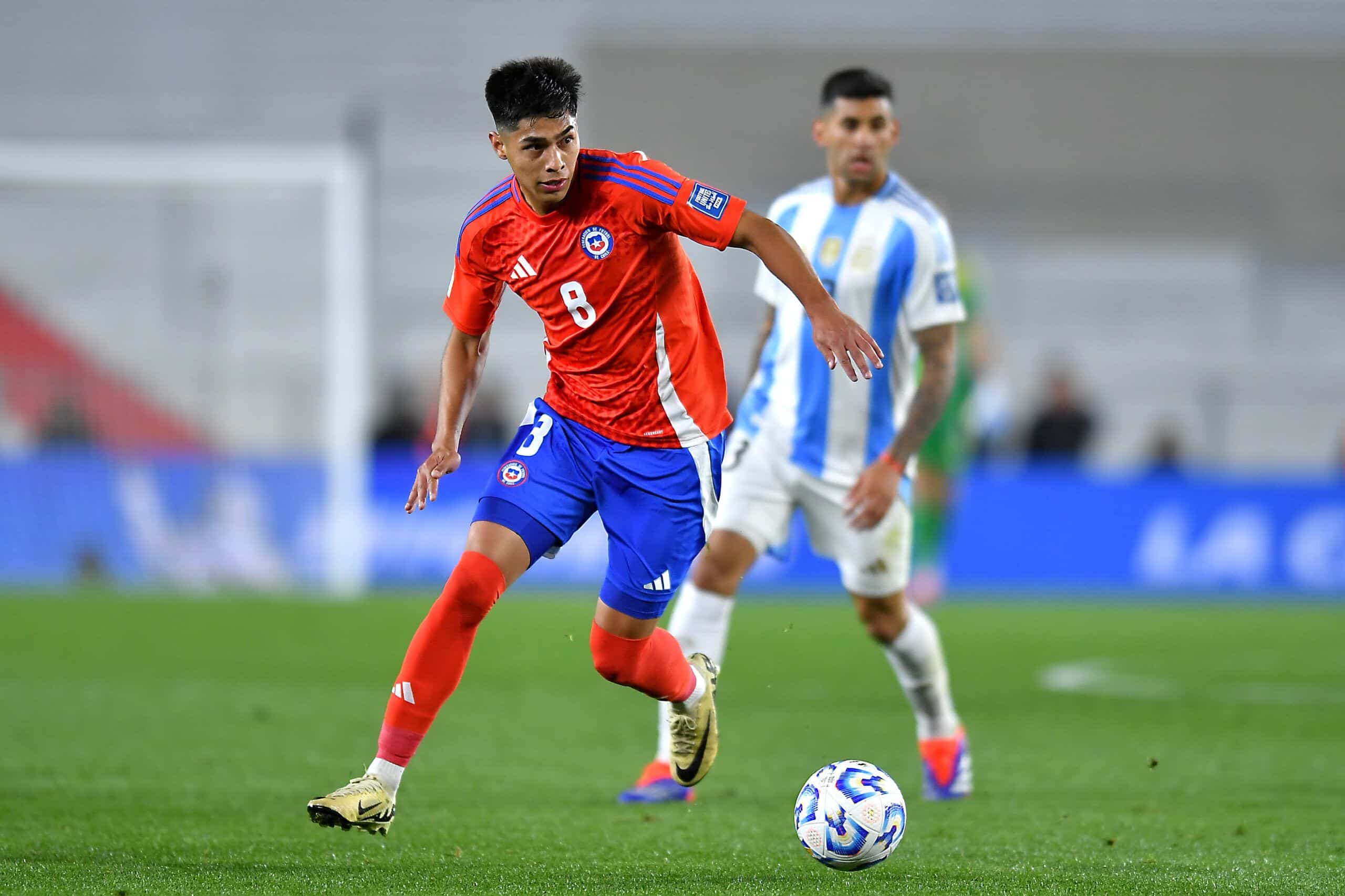 BUENOS AIRES, ARGENTINA - SEPTEMBER 05: Dario Osorio of Chile controls the ball during the FIFA World Cup 2026 Qualifier match between Argentina and Chile at Estadio Más Monumental Antonio Vespucio Liberti on September 05, 2024 in Buenos Aires, Argentina. (Photo by Marcelo Endelli/Getty Images)