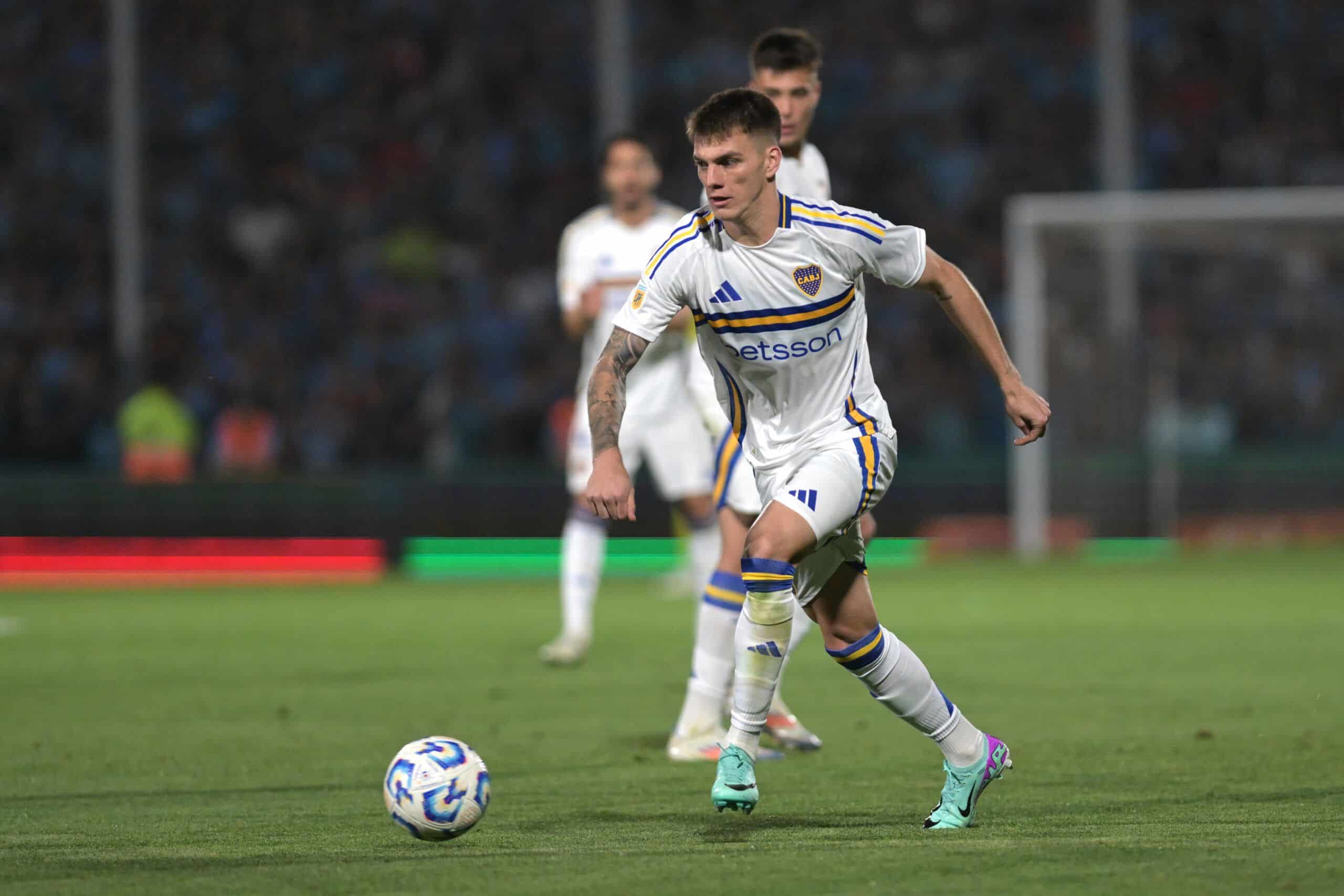 CORDOBA, ARGENTINA - SEPTEMBER 28: Kevin Zenón of Boca Juniors controls the ball during the Liga Profesional 2024 match between Belgrano and Boca Juniors at Julio Cesar Villagra Stadium on September 28, 2024 in Cordoba, Argentina. (Photo by Hernan Cortez/Getty Images)