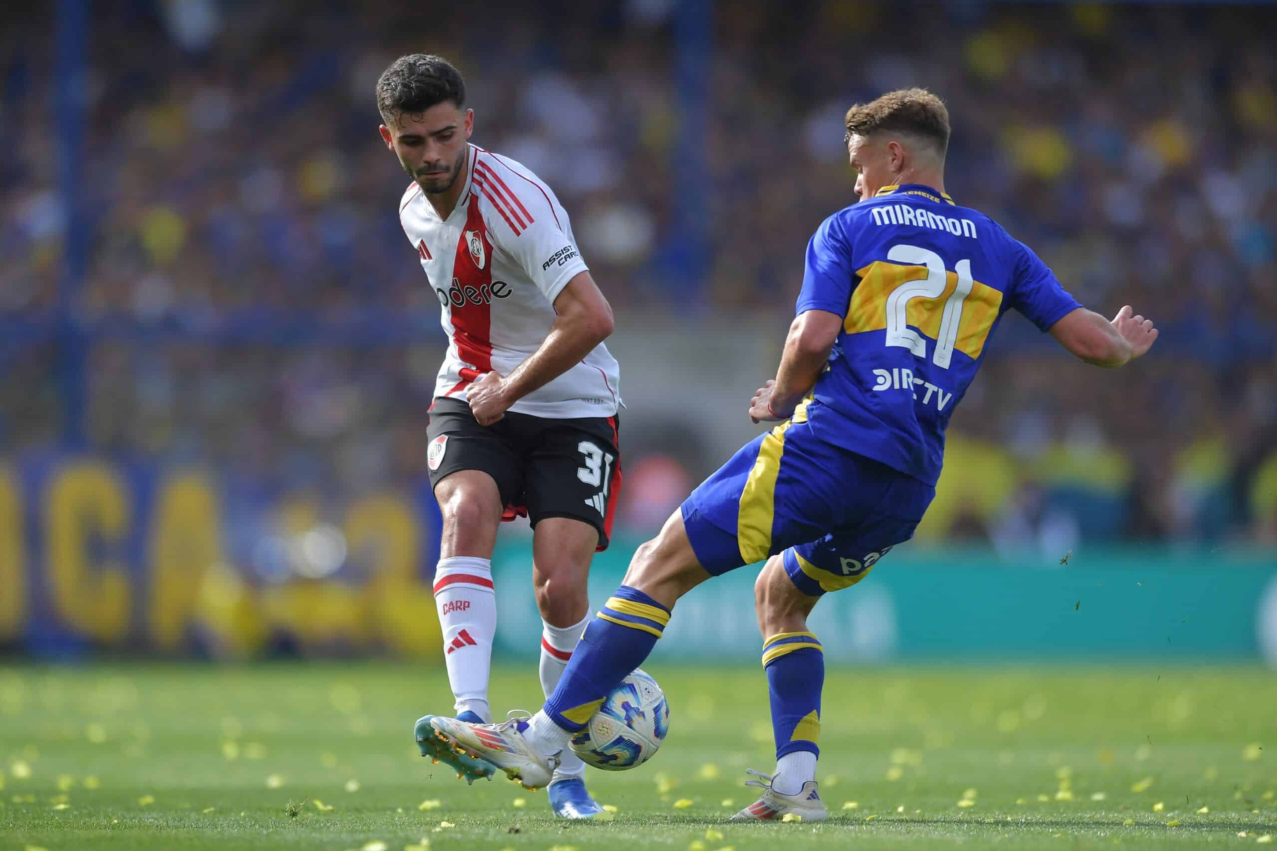 BUENOS AIRES, ARGENTINA - SEPTEMBER 21: Santiago Simón of River Plate and Ignacio Miramon of Boca Juniors battle for the ball during the Liga Profesional 2024 match between Boca Juniors and River Plate at Estadio Alberto J. Armando on September 21, 2024 in Buenos Aires, Argentina. (Photo by Marcelo Endelli/Getty Images)