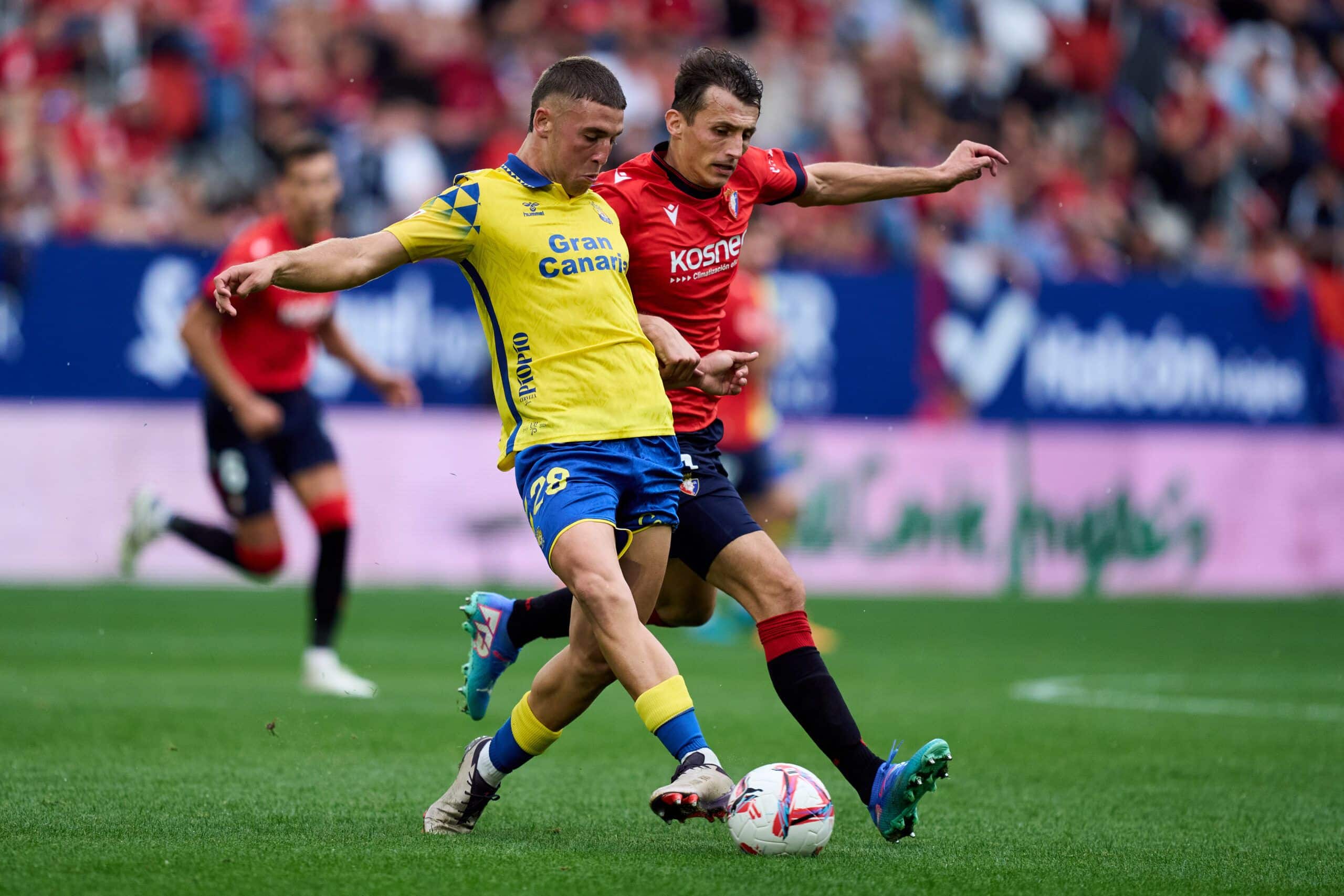 PAMPLONA, SPAIN - SEPTEMBER 21: Ante Budimir of CA Osasuna duels for the ball with Juan Herzog of UD Las Palmas during the LaLiga match between CA Osasuna and UD Las Palmas at Estadio El Sadar on September 21, 2024 in Pamplona, Spain. (Photo by Juan Manuel Serrano Arce/Getty Images)