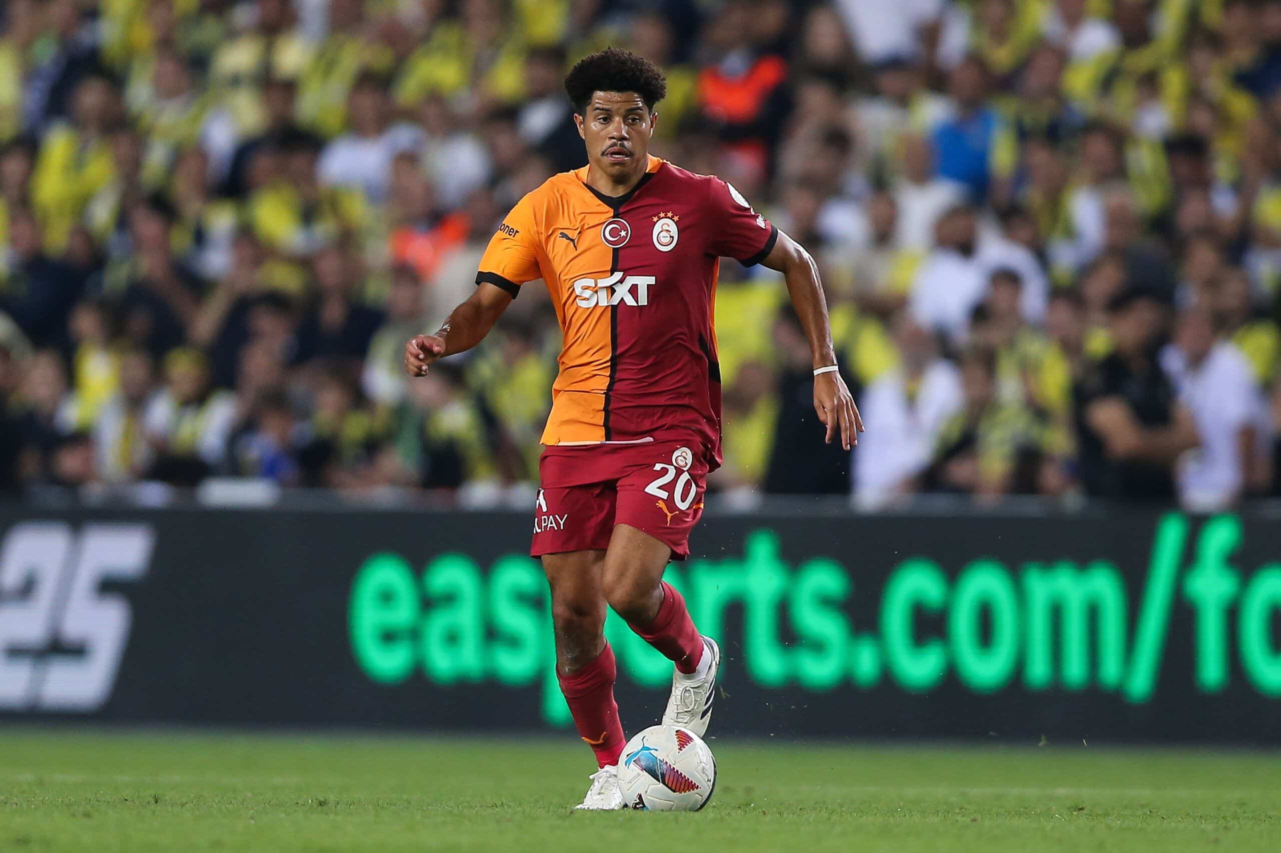 ISTANBUL, TURKEY - SEPTEMBER 21: Gabriel Sara of Galatasaray controls the ball during the Turkish Super big match between Fenerbahce and Galatasaray at Ulker Stadium on September 21, 2024 in Istanbul, Turkey. (Photo by Ahmad Mora/Getty Images)