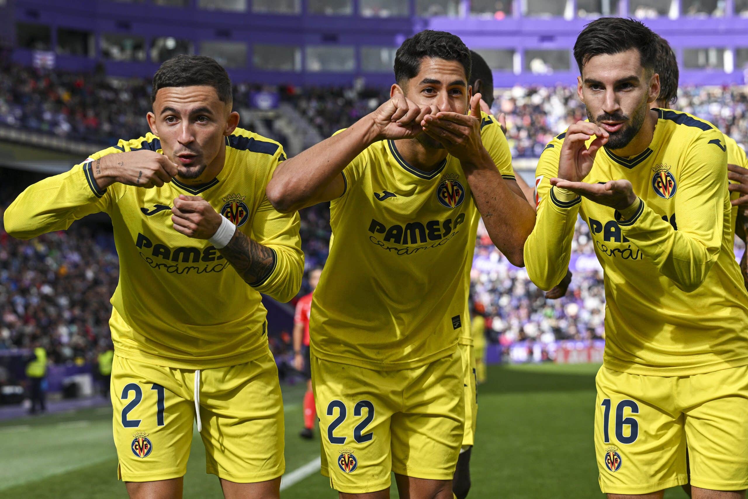 VALLADOLID, SPAIN - OCTOBER 26: Ayoze Pérez (C) of Villarreal CF celebrates with teammates Yéremy Pino (L) and Álex Baena (R) after scoring his team second goal during the LaLiga match between Real Valladolid CF and Villarreal CF at Jose Zorrilla on October 26, 2024 in Valladolid, Spain. (Photo by Octavio Passos/Getty Images)
