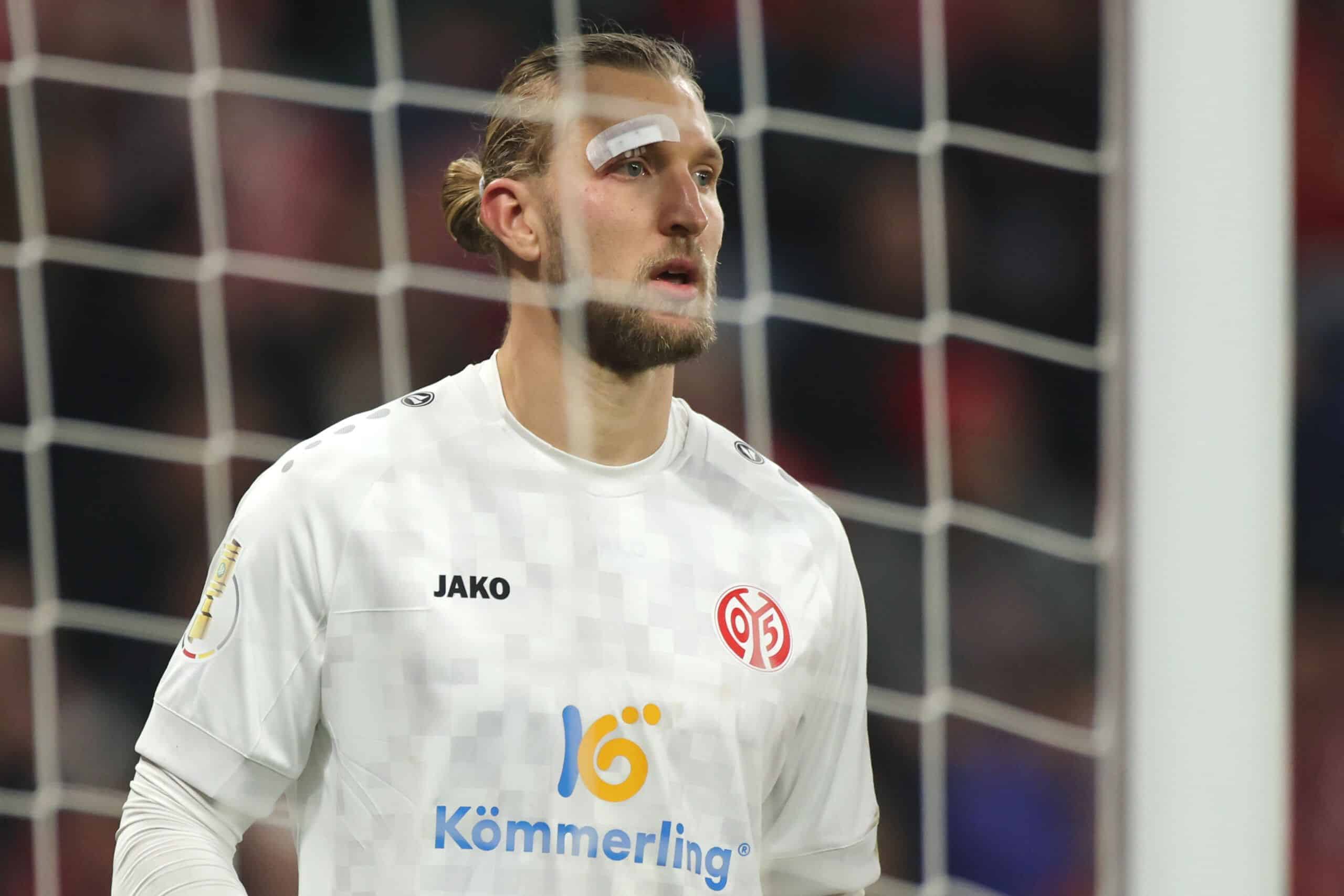 MAINZ, GERMANY - OCTOBER 30: Robin Zentner of 1. FSV Mainz 05 reacts during the DFB Cup round two match between 1. FSV Mainz 05 and FC Bayern München at MEWA Arena on October 30, 2024 in Mainz, Germany. (Photo by Alex Grimm/Getty Images)