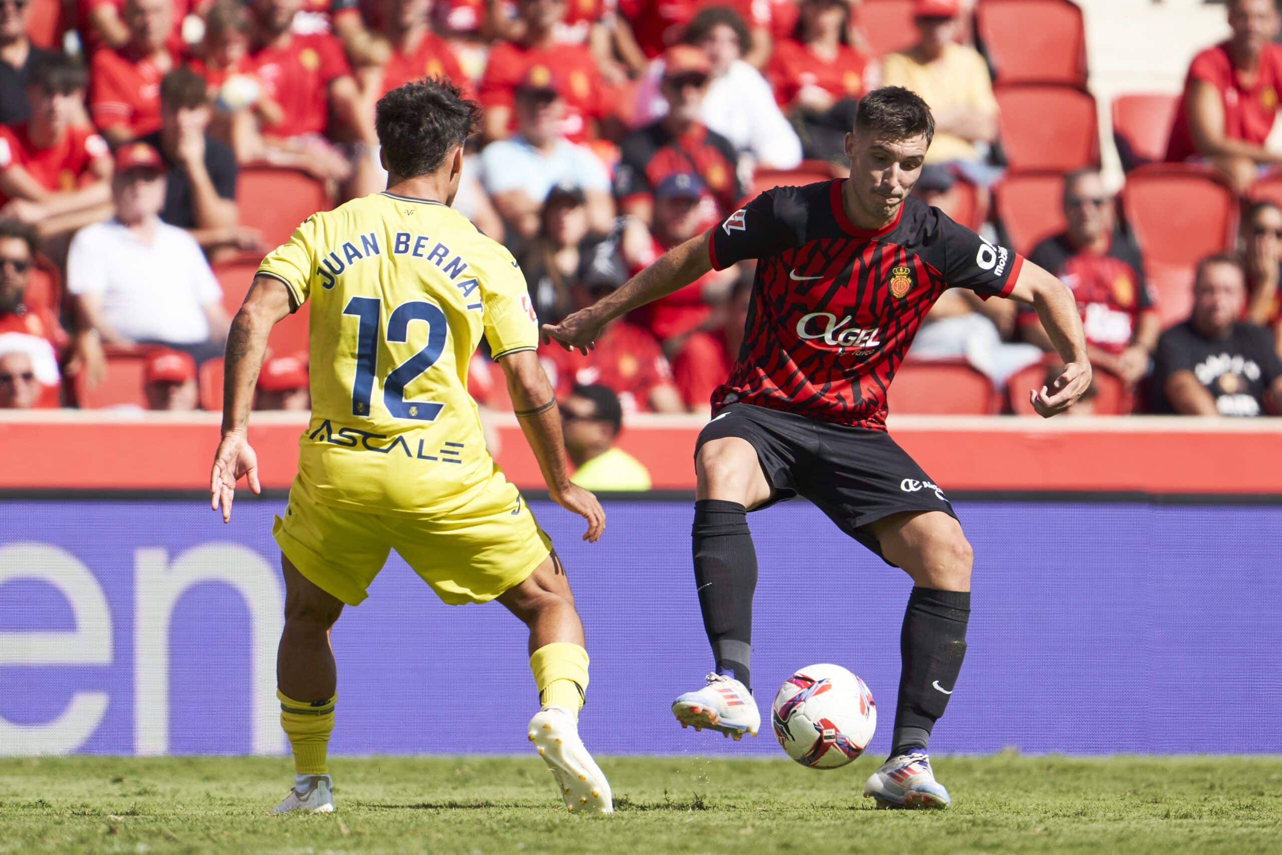 MALLORCA, SPAIN - SEPTEMBER 14: Juan Bernat of Villareal CF and Valery Fernandez of RCD Mallorca during the LaLiga match between RCD Mallorca and Villarreal CF  at Estadi de Son Moix on September 14, 2024 in Mallorca, Spain. (Photo by Rafa Babot/Getty Images)