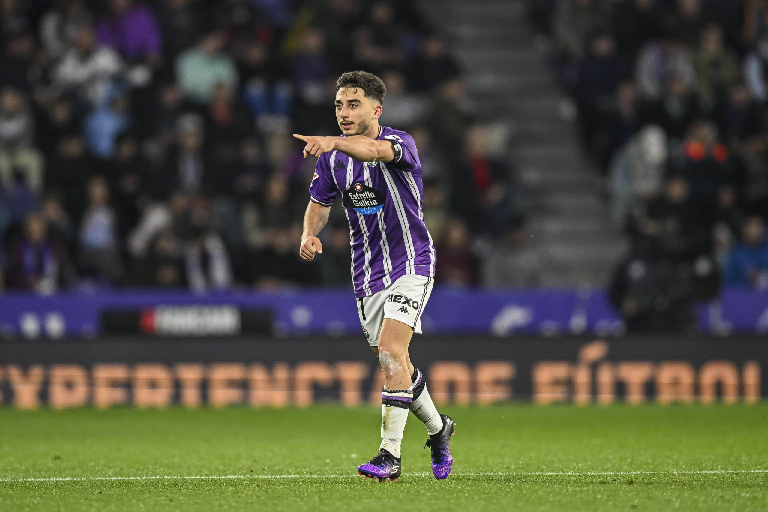 VALLADOLID, SPAIN - NOVEMBER 10: Raúl Moro of Real Valladolid celebrates after scores his team first goal during the LaLiga match between Real Valladolid CF and Athletic Club at Jose Zorrilla on November 10, 2024 in Valladolid, Spain. (Photo by Octavio Passos/Getty Images)