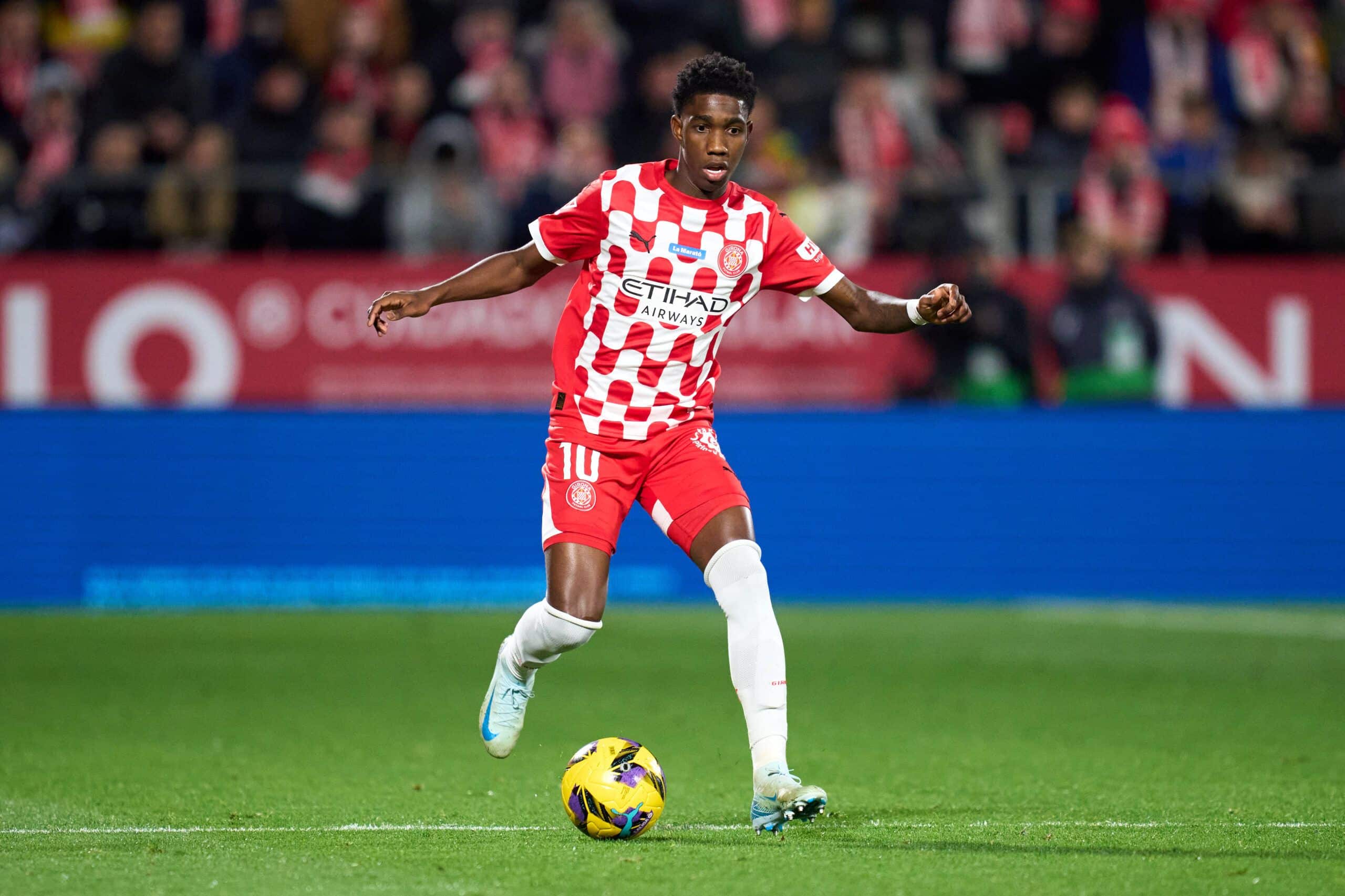GIRONA, SPAIN - DECEMBER 07: Yaser Asprilla of Girona FC runs with the ball during the LaLiga match between Girona FC and Real Madrid CF at Montilivi Stadium on December 07, 2024 in Girona, Spain. (Photo by Alex Caparros/Getty Images)