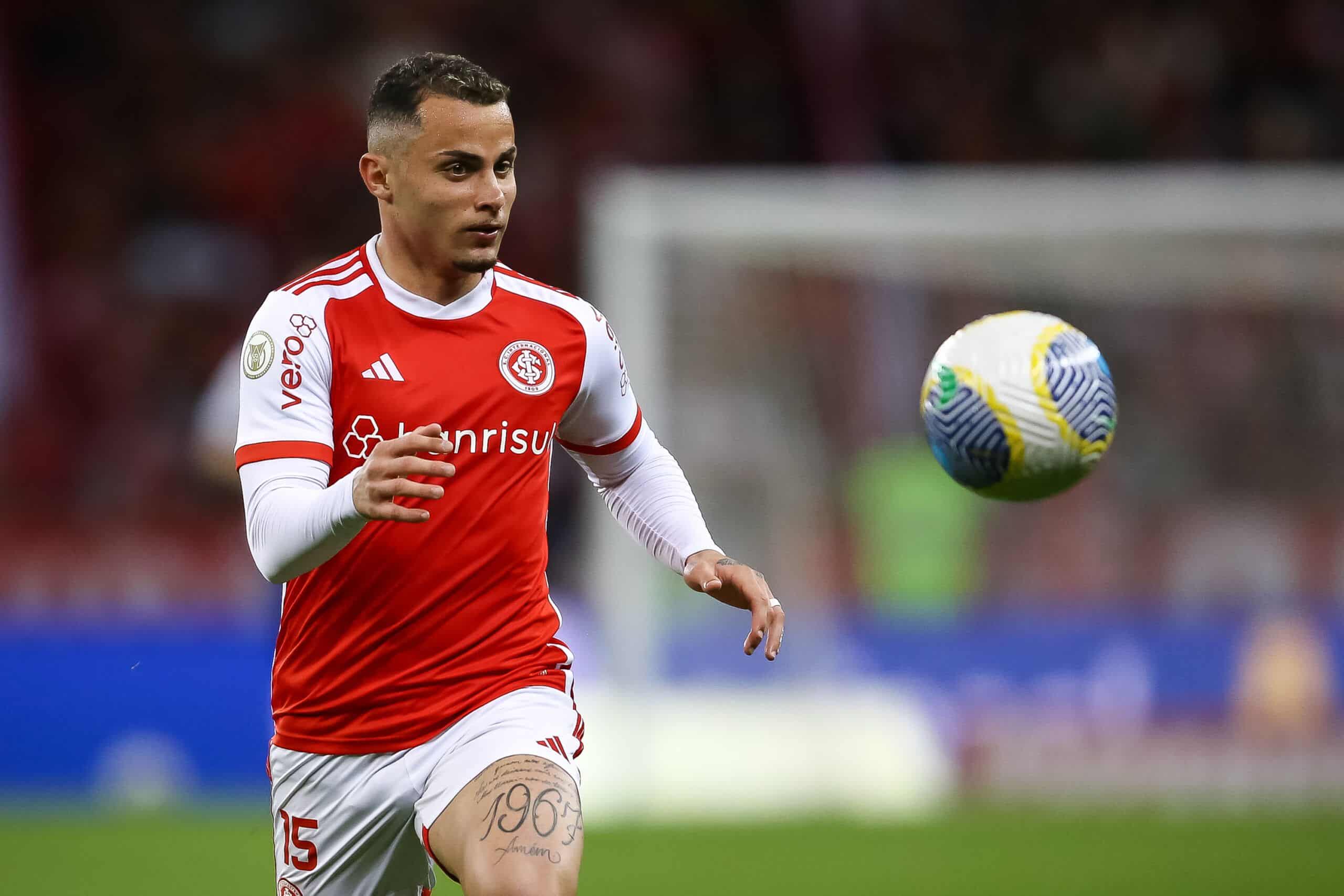 PORTO ALEGRE, BRAZIL - AUGUST 25: Bruno Gomes of Internacional runs for the ball during the match between Internacional and Cruzeiro as part of Brasileirao 2024 at Beira-Rio Stadium on August 25, 2024 in Porto Alegre, Brazil. (Photo by Pedro H. Tesch/Getty Images)