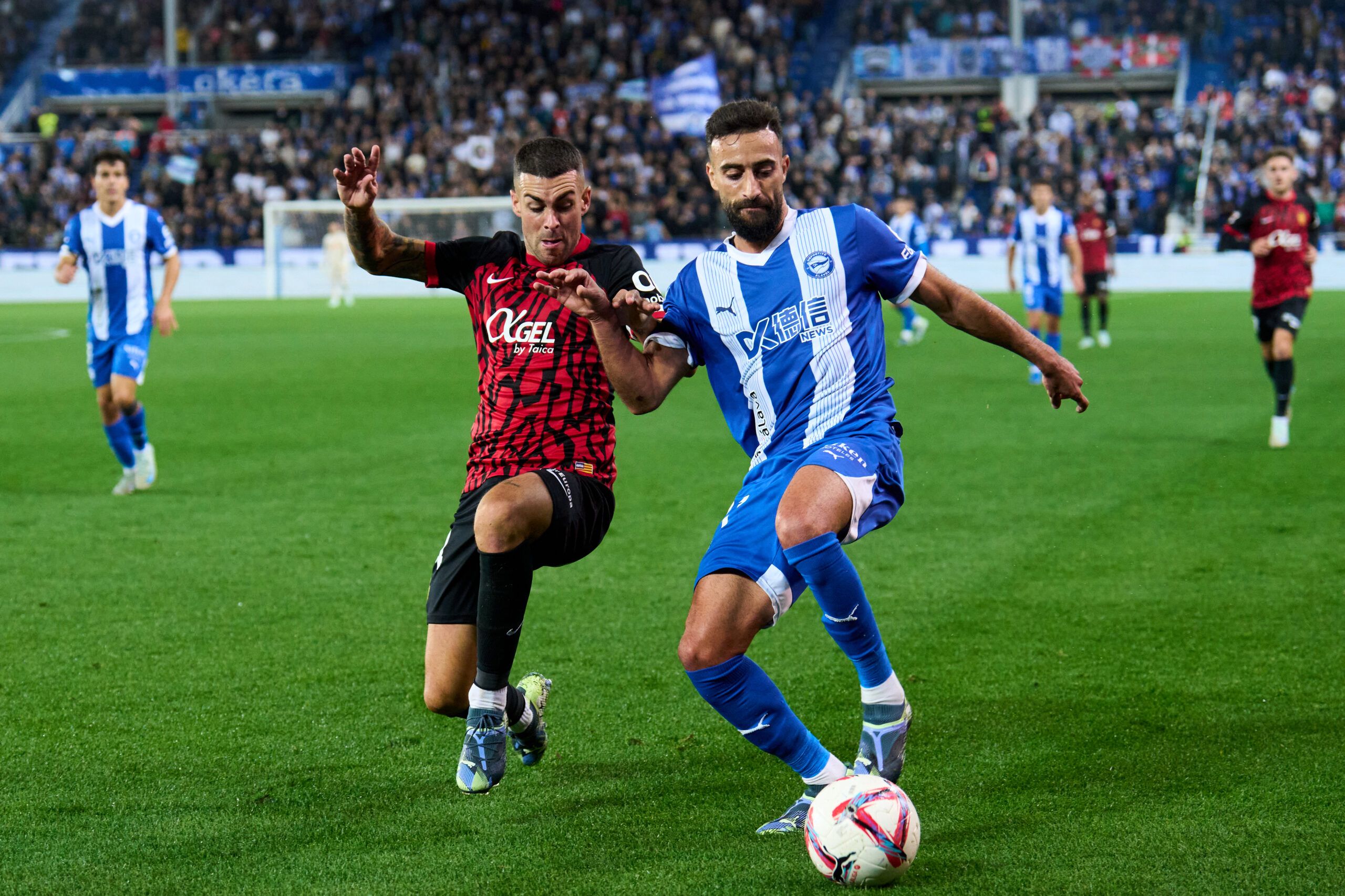 VITORIA-GASTEIZ, SPAIN - NOVEMBER 01: Abde Rebbach of Deportivo Alaves duels for the ball with Dani Rodriguez of RCD Mallorca during the LaLiga match between Deportivo Alaves and RCD Mallorca at Estadio de Mendizorroza on November 01, 2024 in Vitoria-Gasteiz, Spain. (Photo by Juan Manuel Serrano Arce/Getty Images)