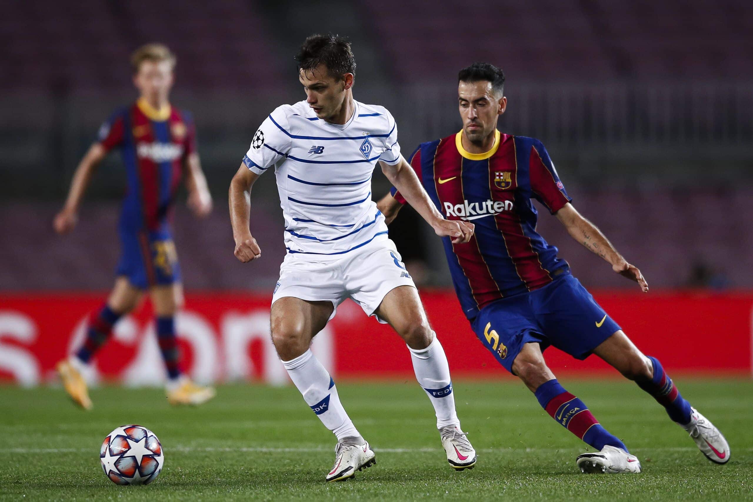 BARCELONA, SPAIN - NOVEMBER 04: Volodymyr Shepelev of FC Dinamo de Kiev competes for the ball with Sergio Busquets of FC Barcelona during the UEFA Champions League Group G stage match between FC Barcelona and Dynamo Kyiv at Camp Nou on November 04, 2020 in Barcelona, Spain. (Photo by Eric Alonso/Getty Images)